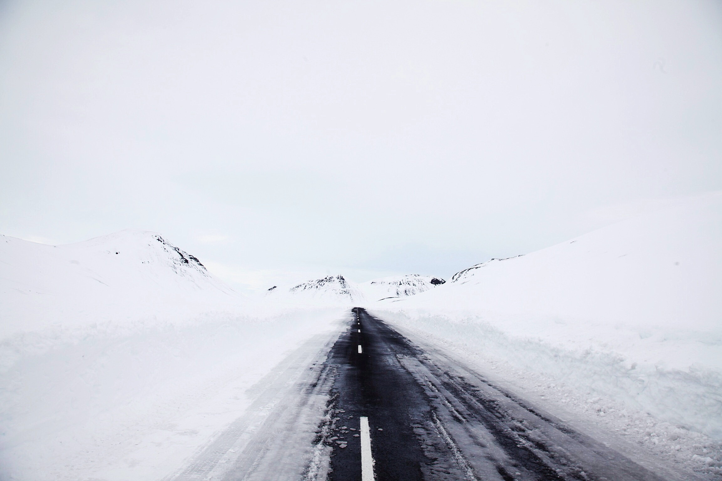 Дорога без снега. Снежная дорога. Заснеженная дорога. Дороги зимой. Зимняя дорога.