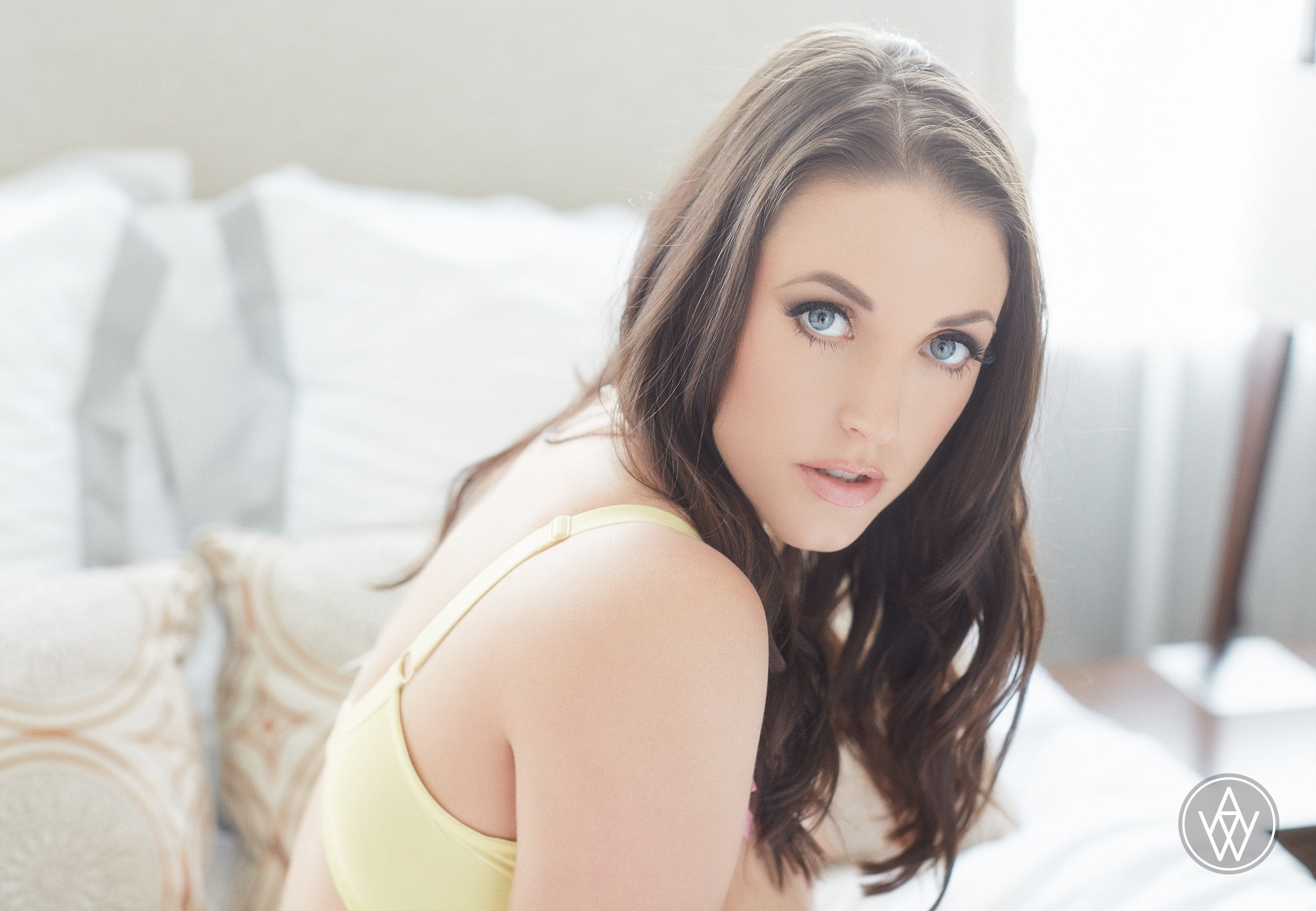 Angela white crying. Уайт, Анджела фото. Angela White Yellow.