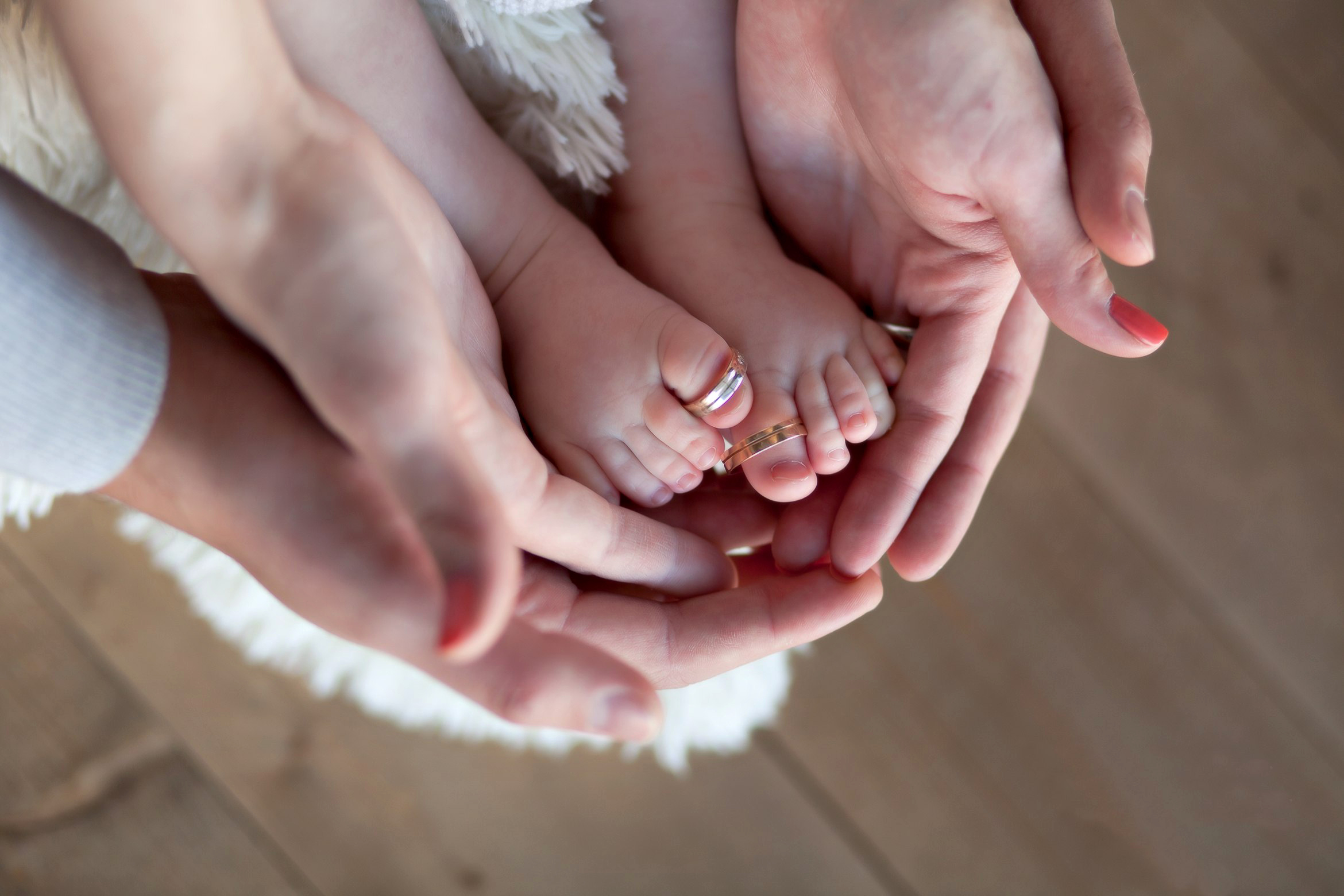 Целую ноги мамы. Ножки младенца в руках родителей. Ножки малыша в руках. Детские ножки в ладошках. Руки родителей и малыша.