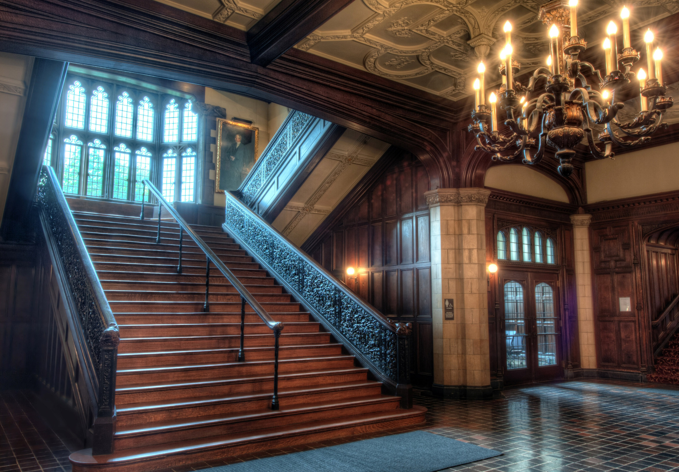 Upstairs hall. Холл замка. Интерьер исторической лестницы. Фон интерьер с лестницей. Холл в особняке григорианском.
