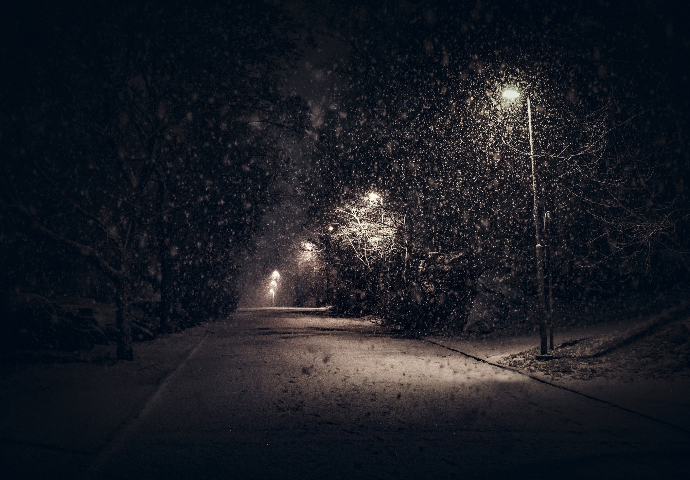 Сугробы вечером. Снег ночью. Зима ночь. Снежная ночь. Ночь зимой.
