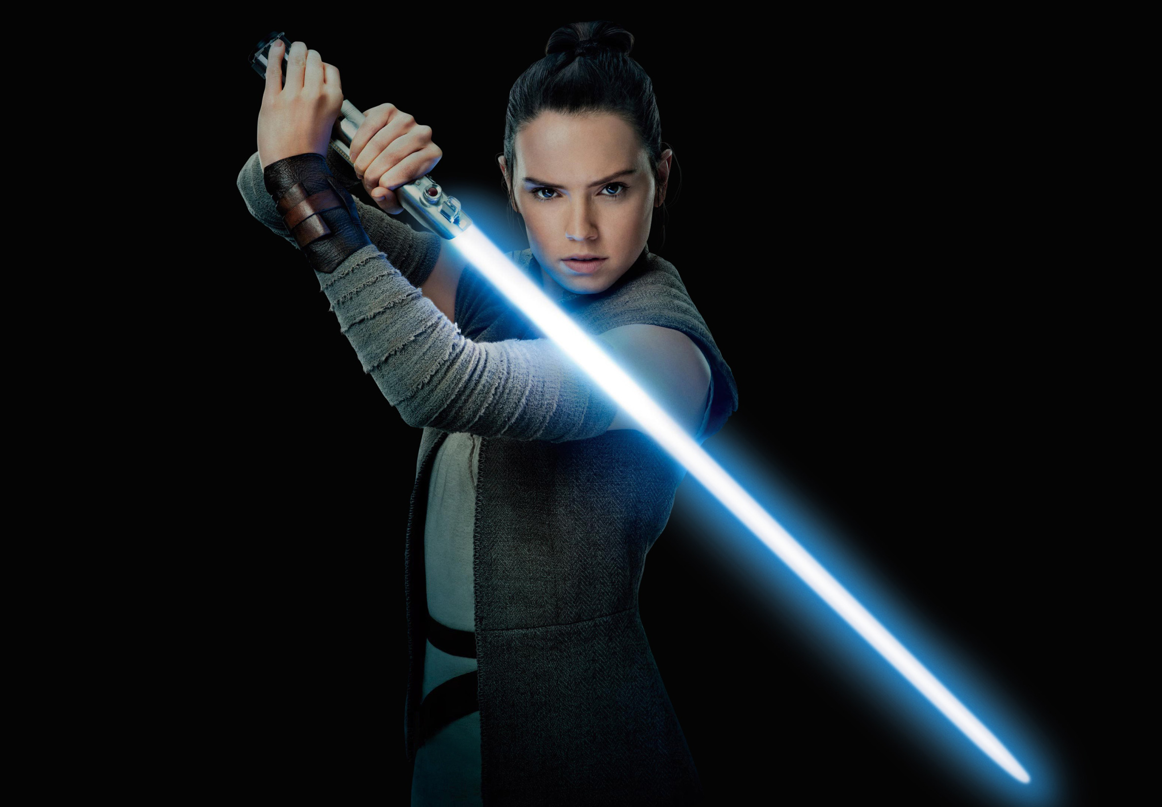 поза, оружие, фантастика, меч, черный фон, постер, Daisy Ridley, Дэйзи Ридли