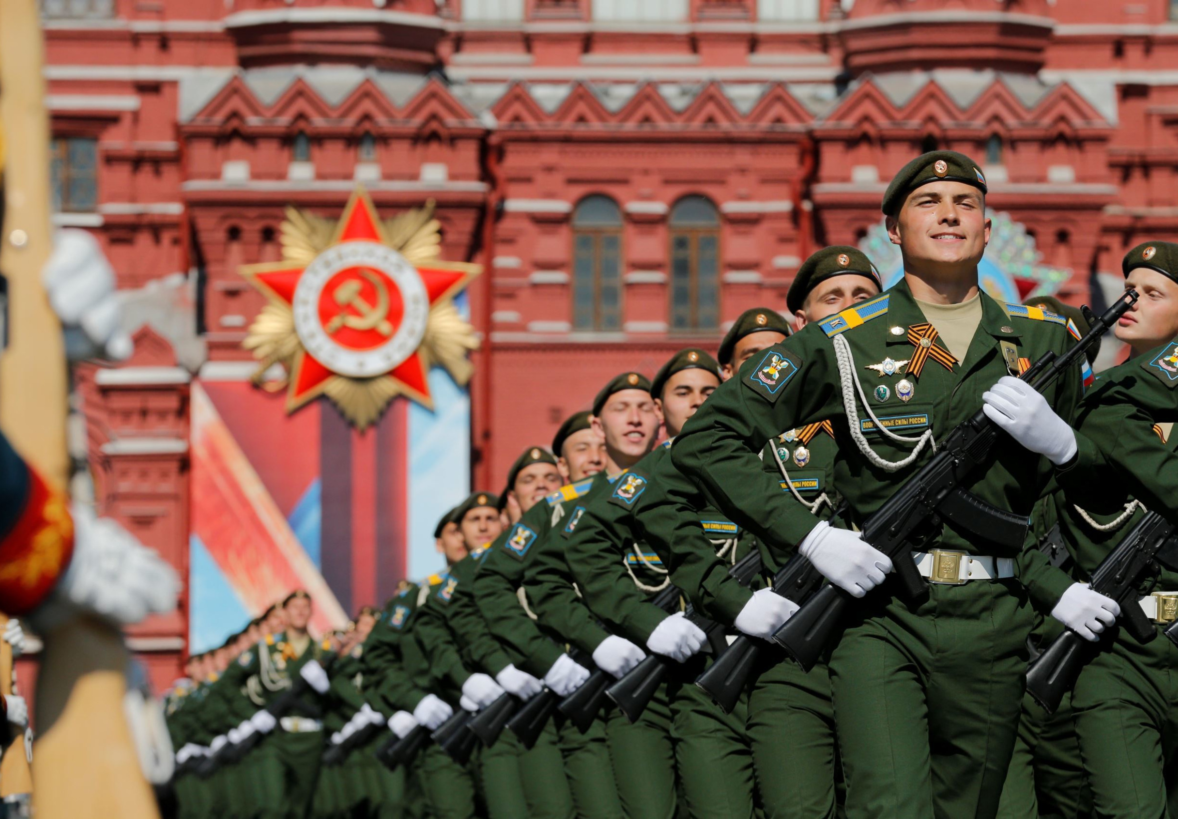 Празднования день защитника отечества. Солдаты на параде. Русские солдаты на параде. Военнослужащие на параде.