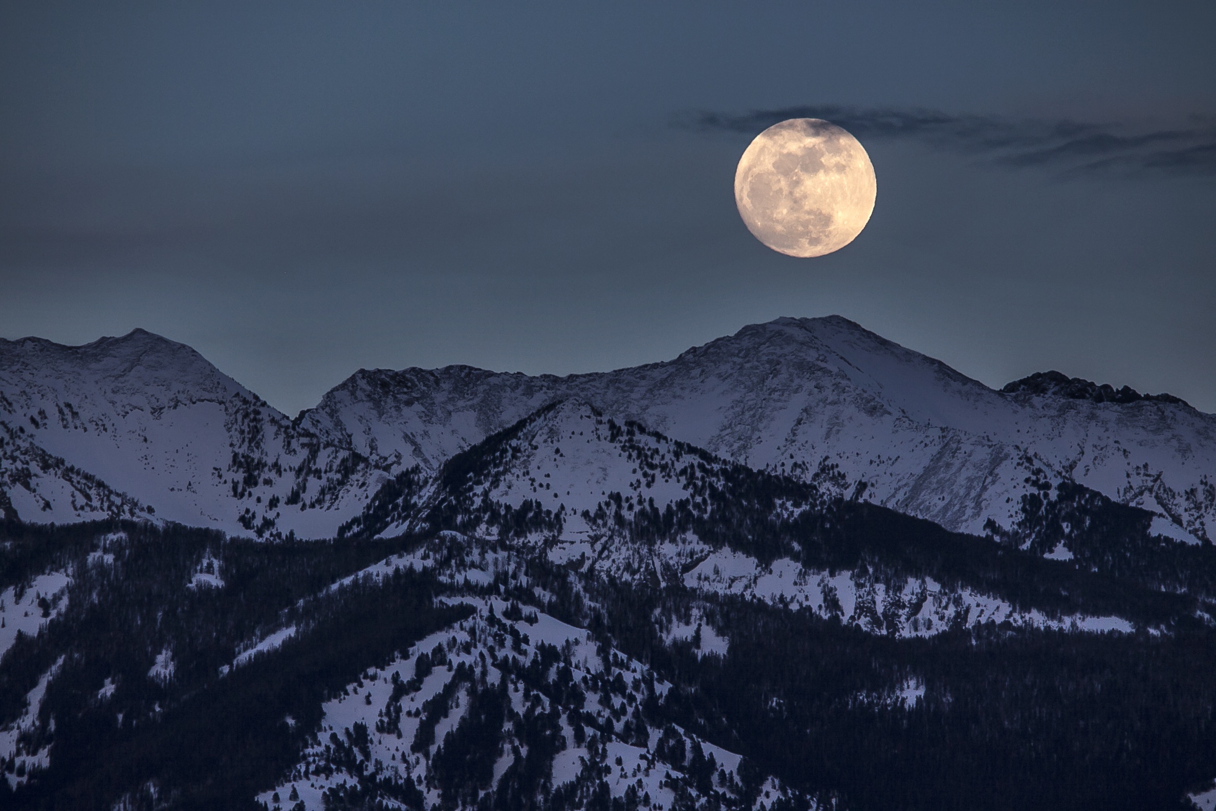 Mountains of the moon. Луна в Гималаях. Горы на Луне. Горы ночью. Ночь Луна горы.