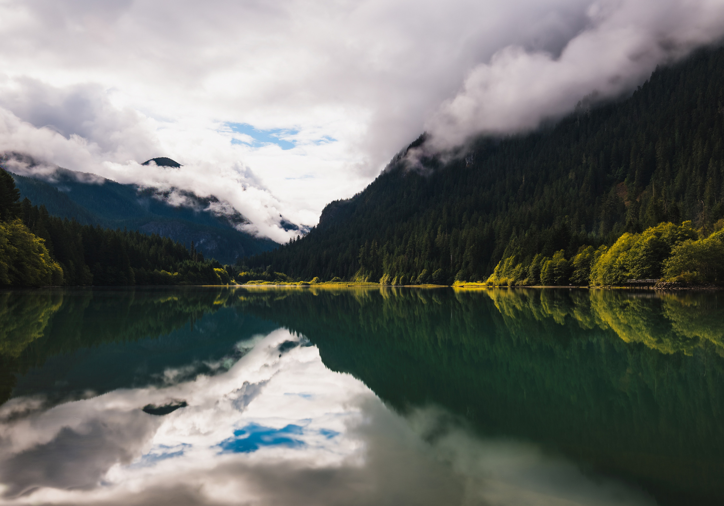 лес, лето, небо, облака, горы, туман, озеро, отражение