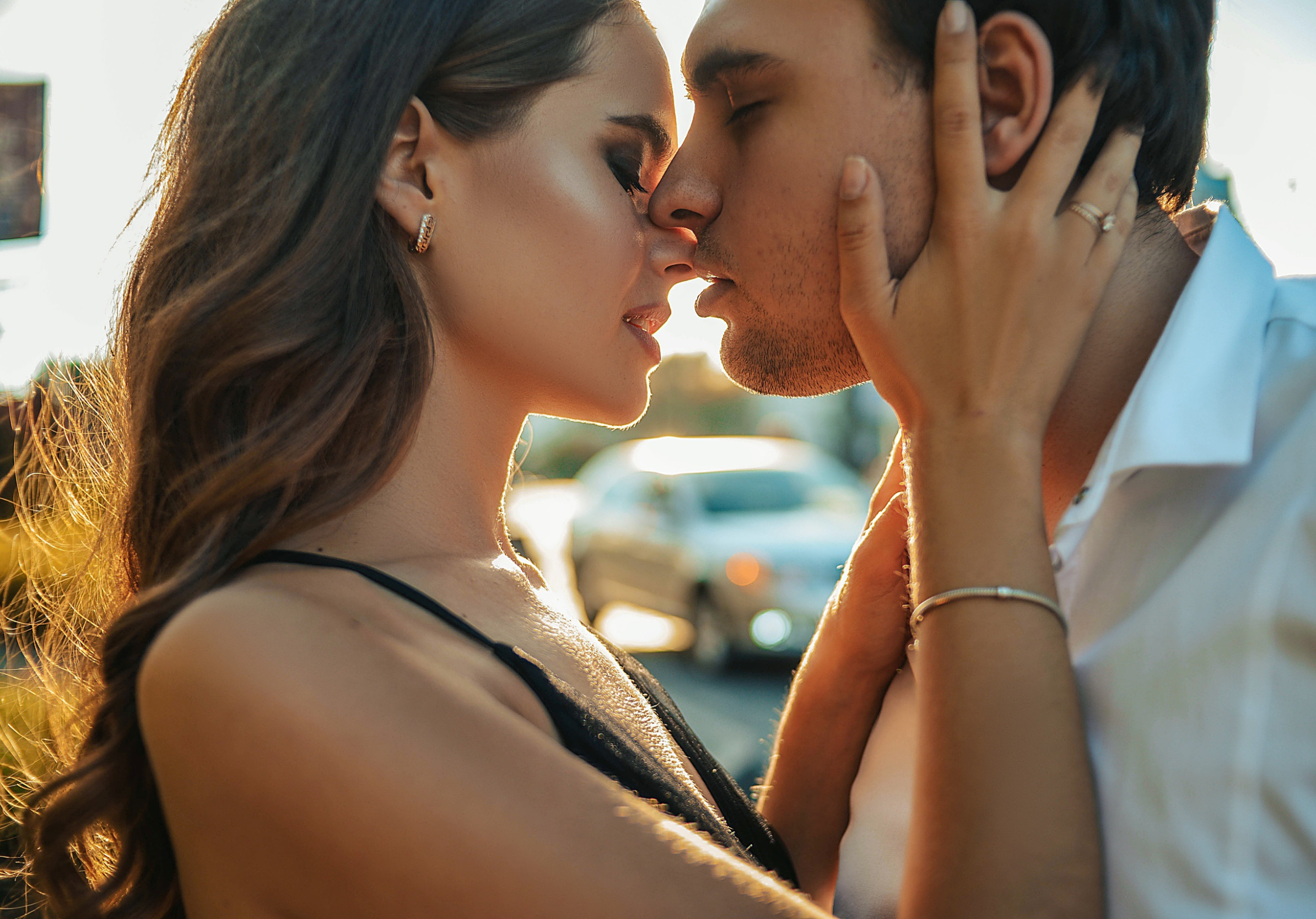 Любовные видео мужчины. Красивый поцелуй. Поцелуй мужчины и женщины. Красивая пара. Нежный поцелуй.