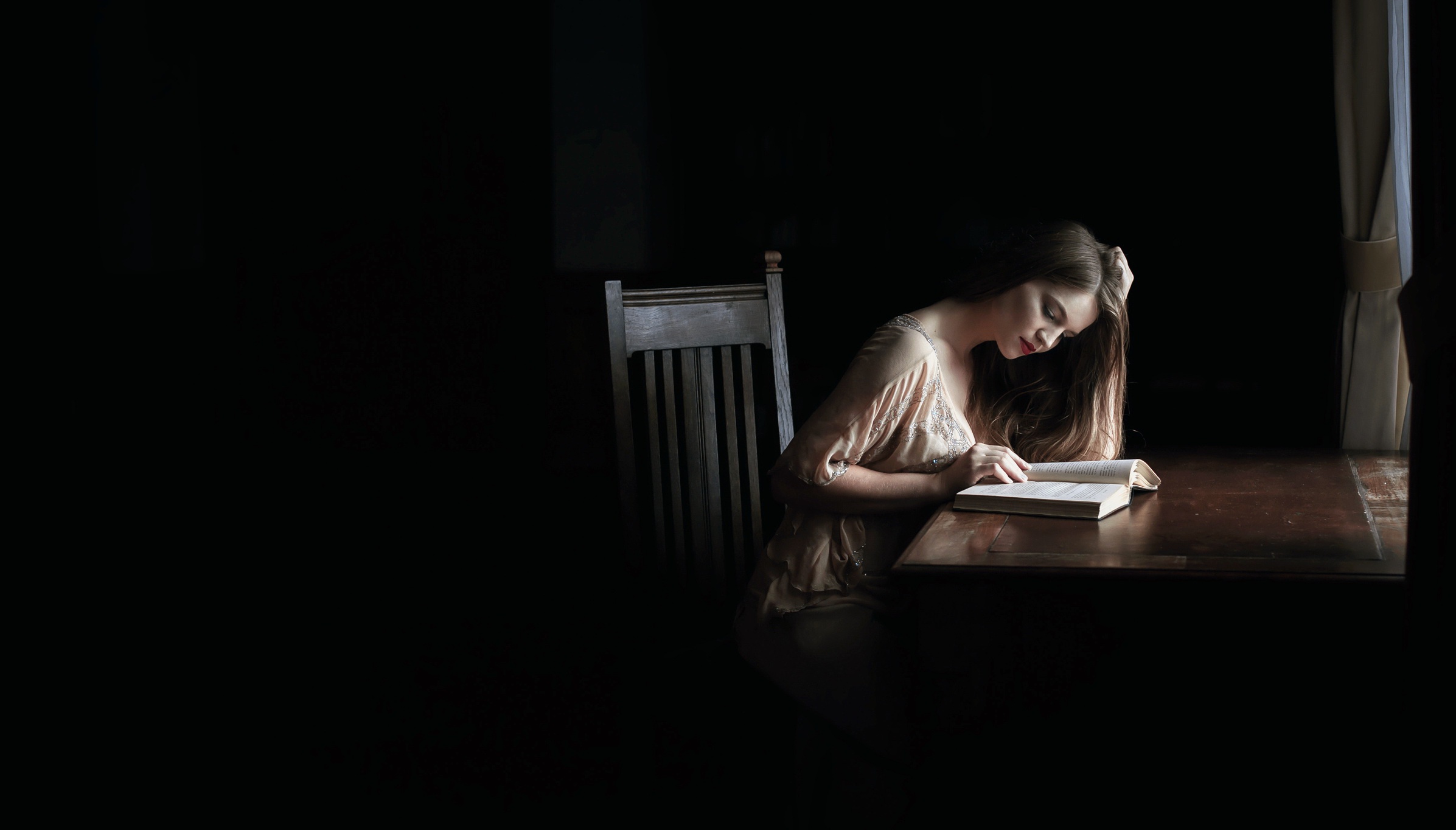 Девушки читают текст. Девушка в темной комнате. Девушка с книгой. Девушка в полумраке. Девочка в темной комнате.