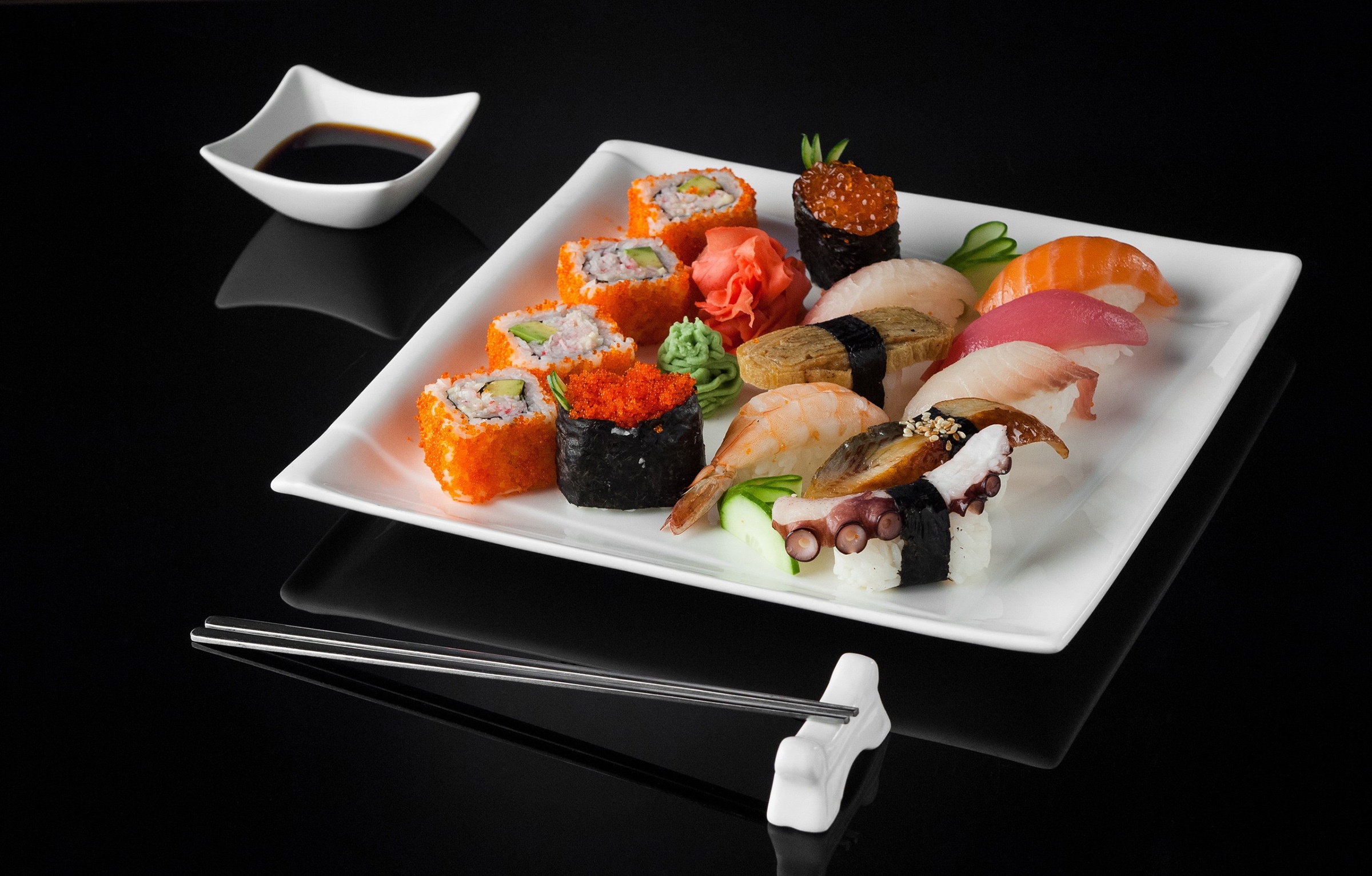 Соусы для суши и роллов. Роллы на черном фоне. Японская кухня. Японские блюда. Кухня Японии.