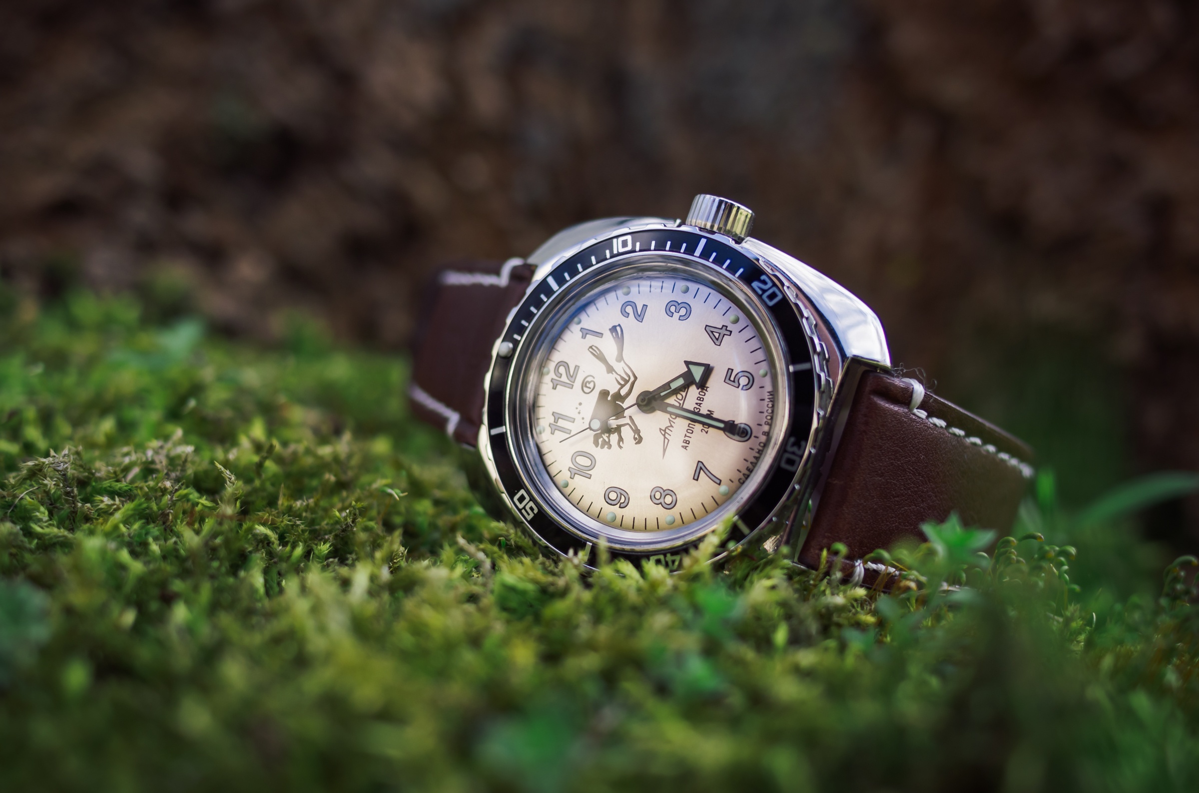 Видеть наручные часы. Наручные часы. Фотосъемка швейцарских часов. Часы наручные на столе. Часы в траве.