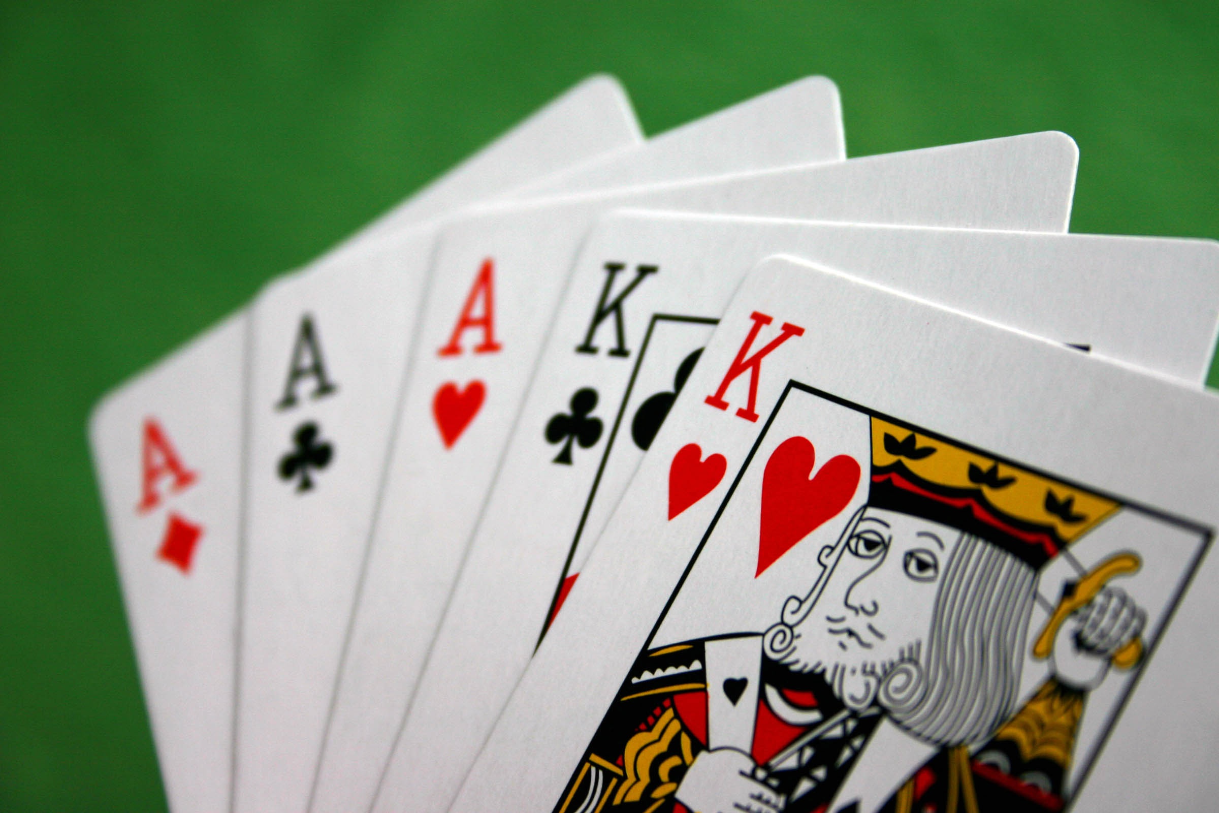 Фулл хаус старше. Фулл Хаус карты комбинация. Фулл Хаус в покере. Покер фул Хаус комбинации. Фулл Хаус Покер комбинации карт.