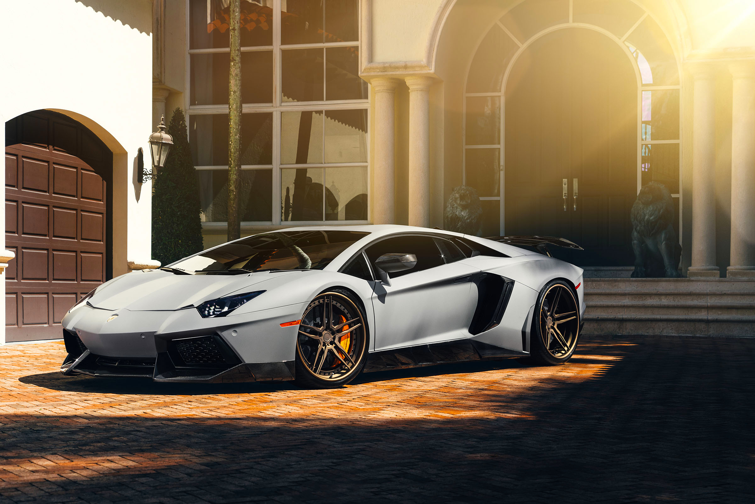 Lamborghini Aventador LP белая