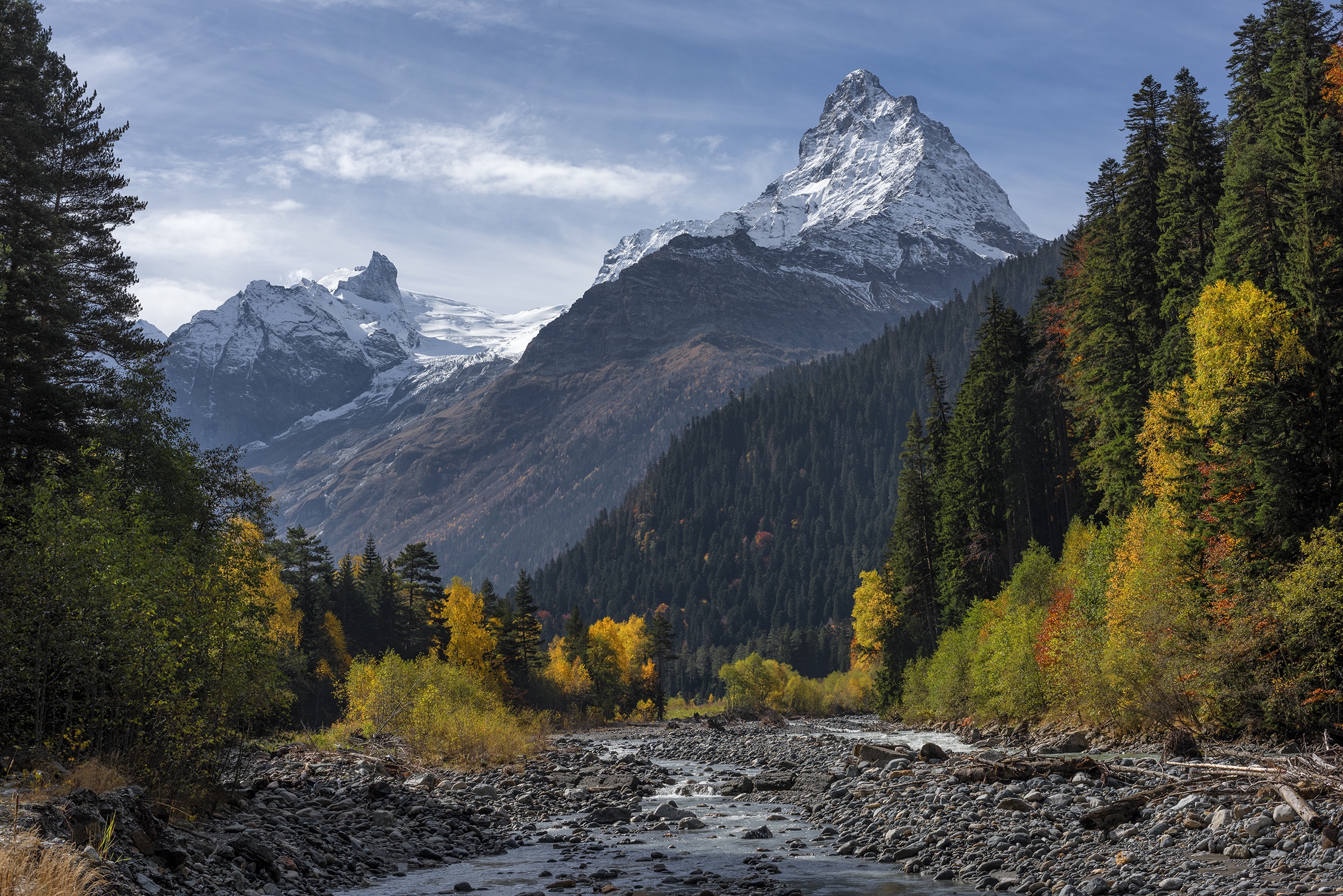 Гора белалакая Домбай фото