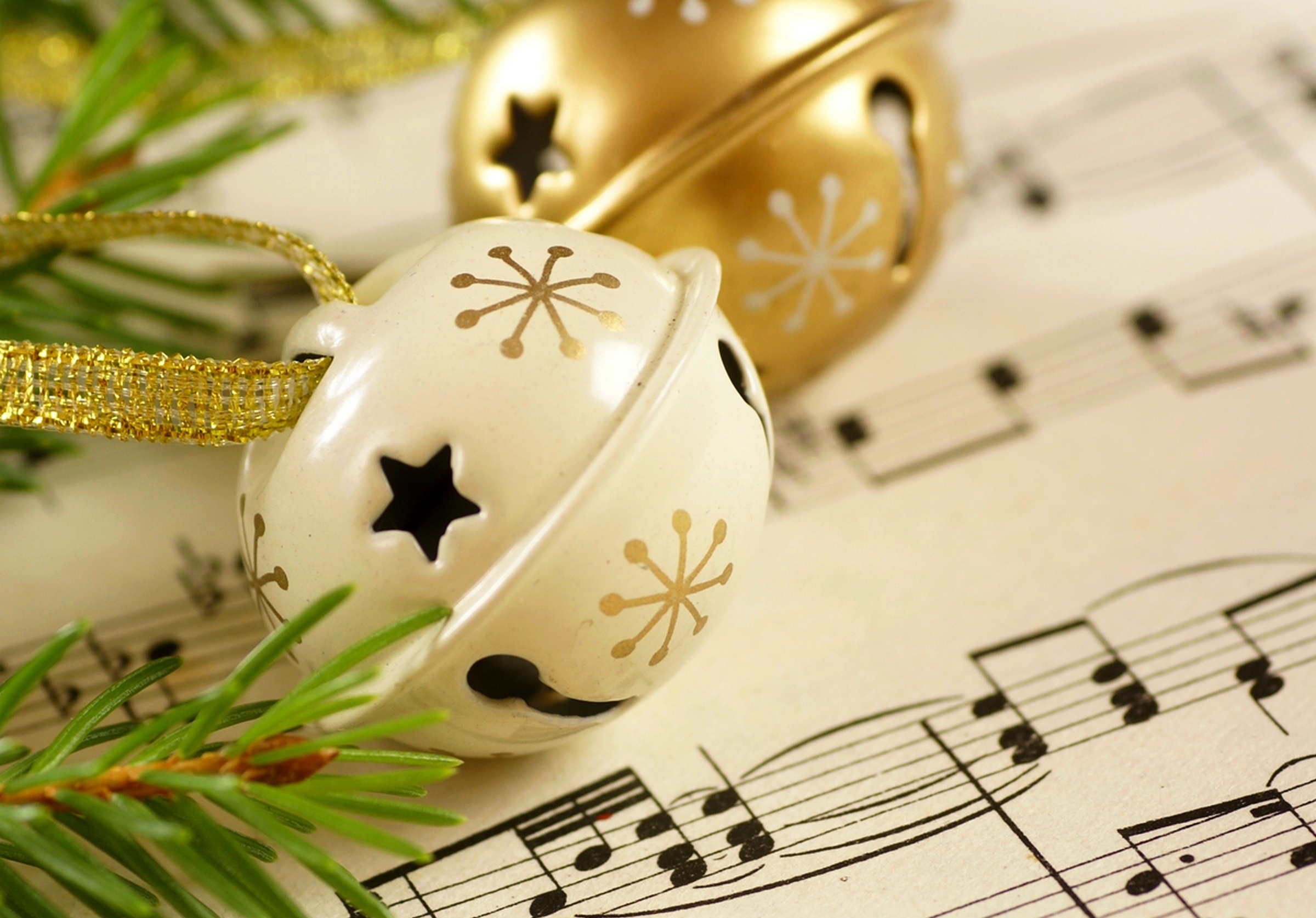 Новогодняя музыка плейлист. Новогодний музыкальный вечер. Новый год (праздник). Новогодние музыкальные инструменты. Новогодние нотки.