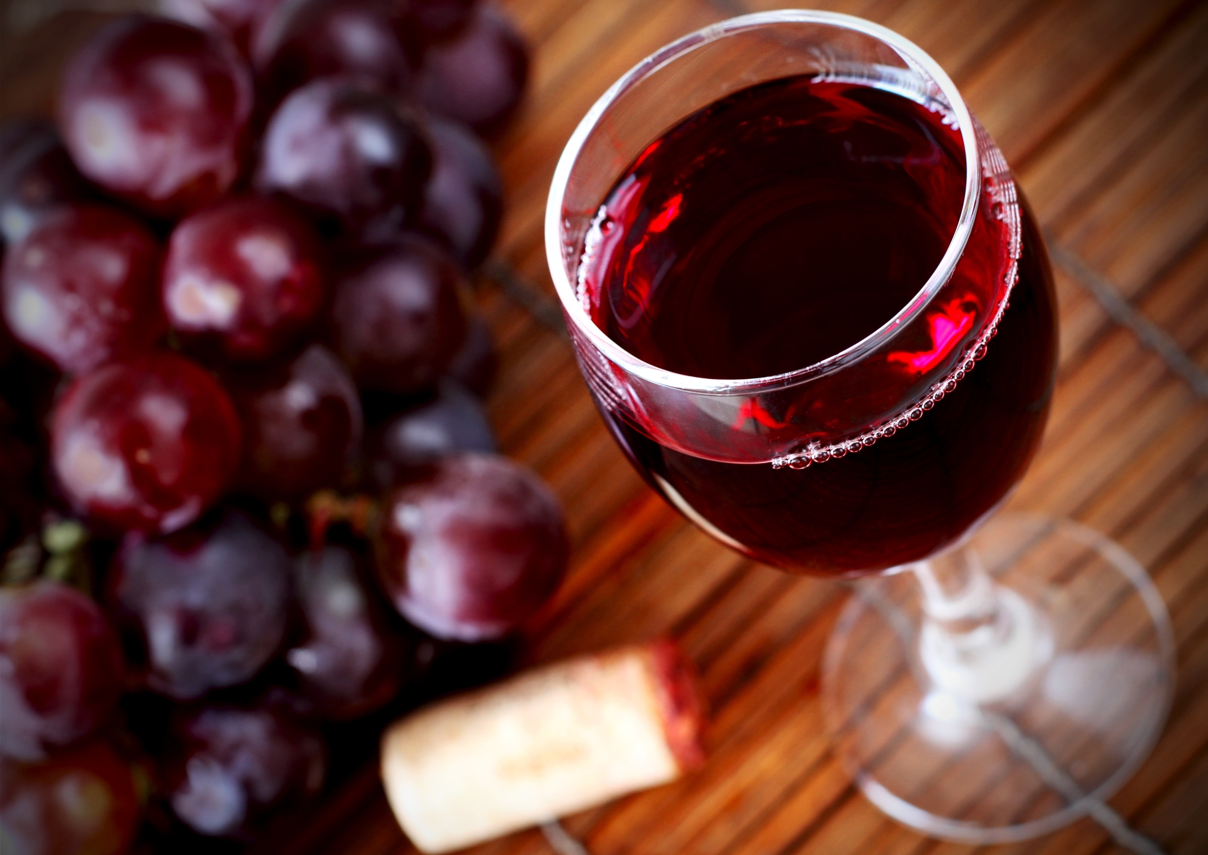 Картинку вине. Виноградный сок Изабелла. Красное вино. Бордовое вино. Виноградное вино.