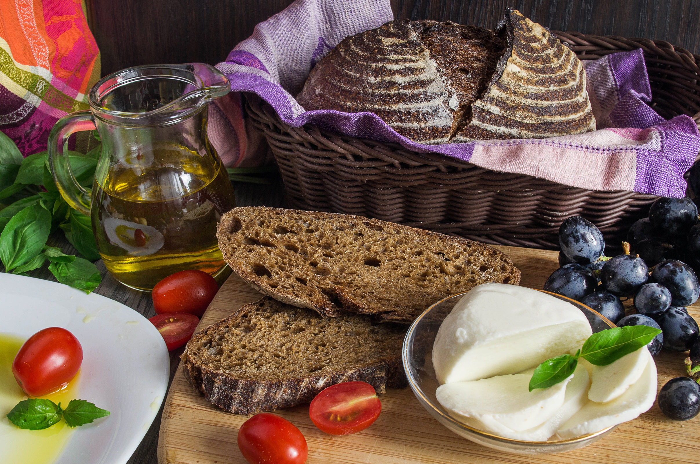 Масло мясо. Хлеб и сыр. Хлеб масло сыр. Хлеб с маслом на столе. Сыр и масло завтрак.