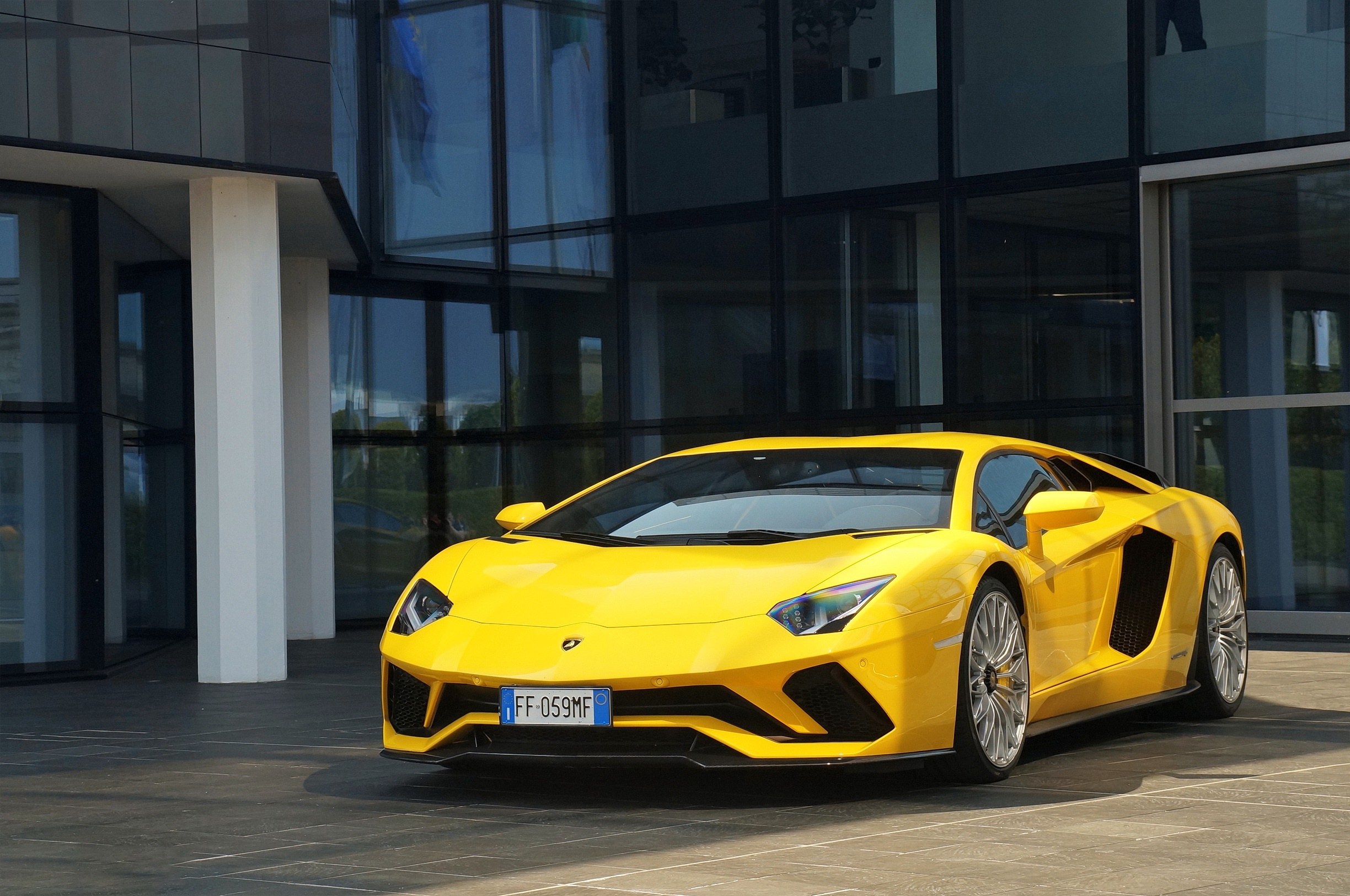 Lamborghini Aventador желтый