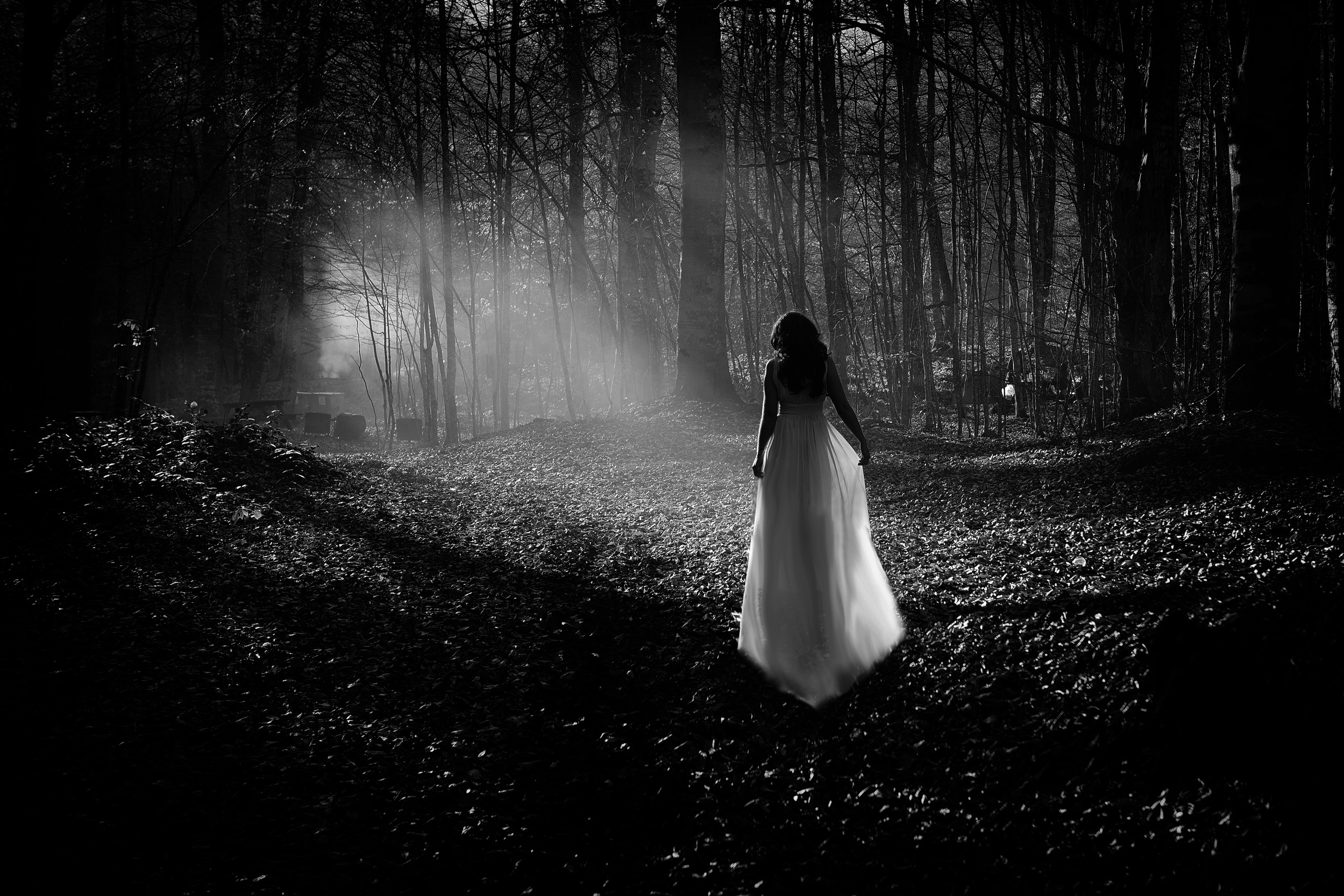 Несчастье мрачно. Призрак девушки в белом платье. Девушка в белом платье. Девушка в лесу. Девушка призрак.