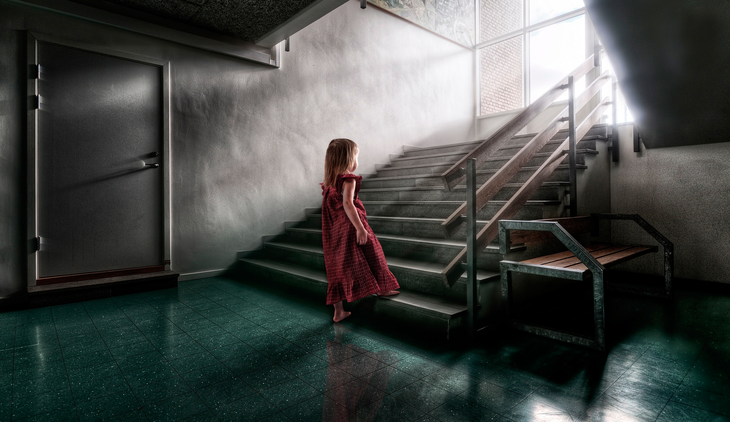 Текст из коридора по деревянной лестнице дети. Фотосессия на лестнице. Девочка на лестнице. Девушка на лестнице. Фотосессия в подъезде на лестнице.