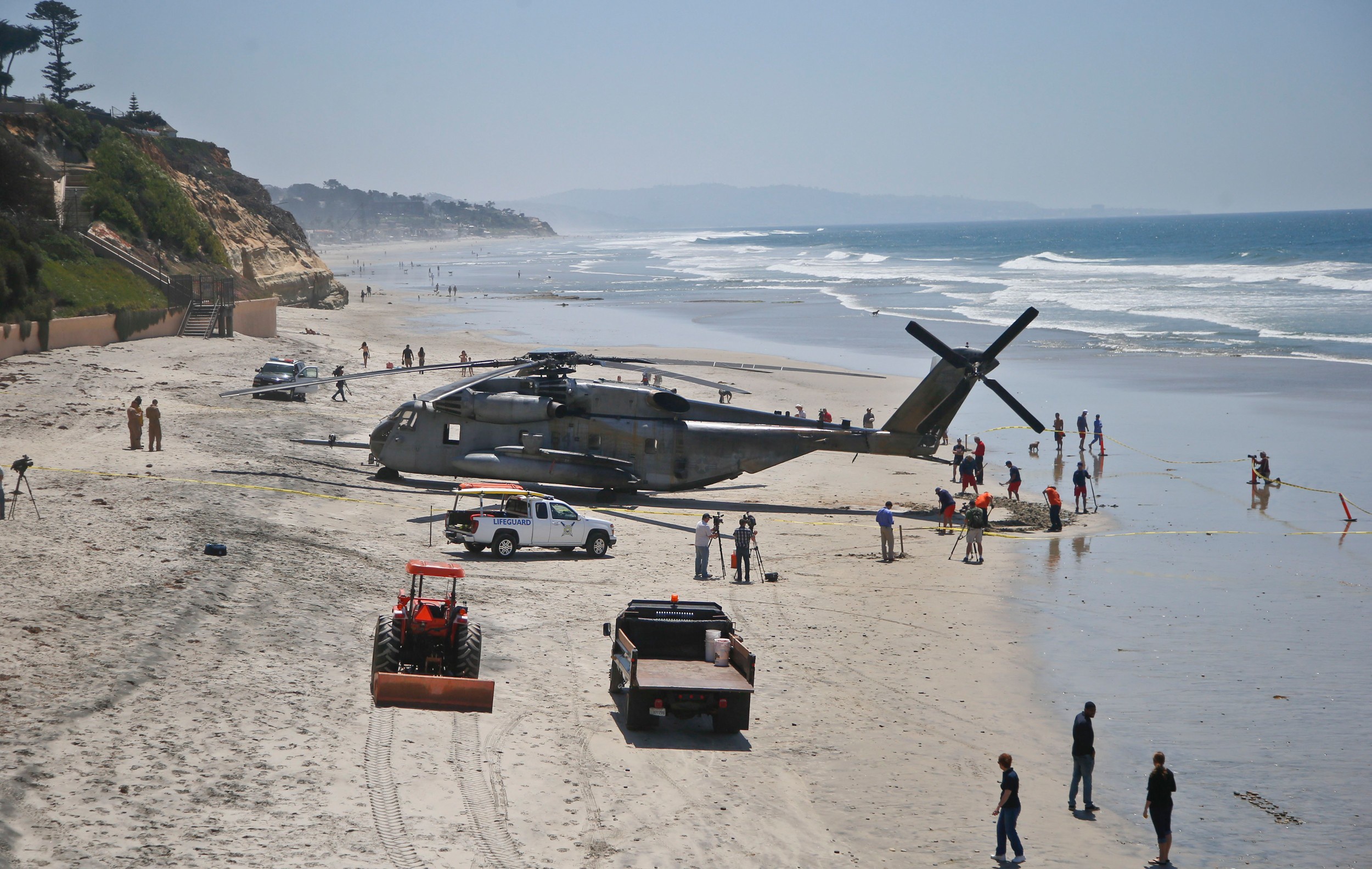 Вертолет над водохранилищем. Sikorsky Ch-53 Sea Stallion. Вертолет на пляже. Военные вертолеты на пляже. Вертолет над пляжем.