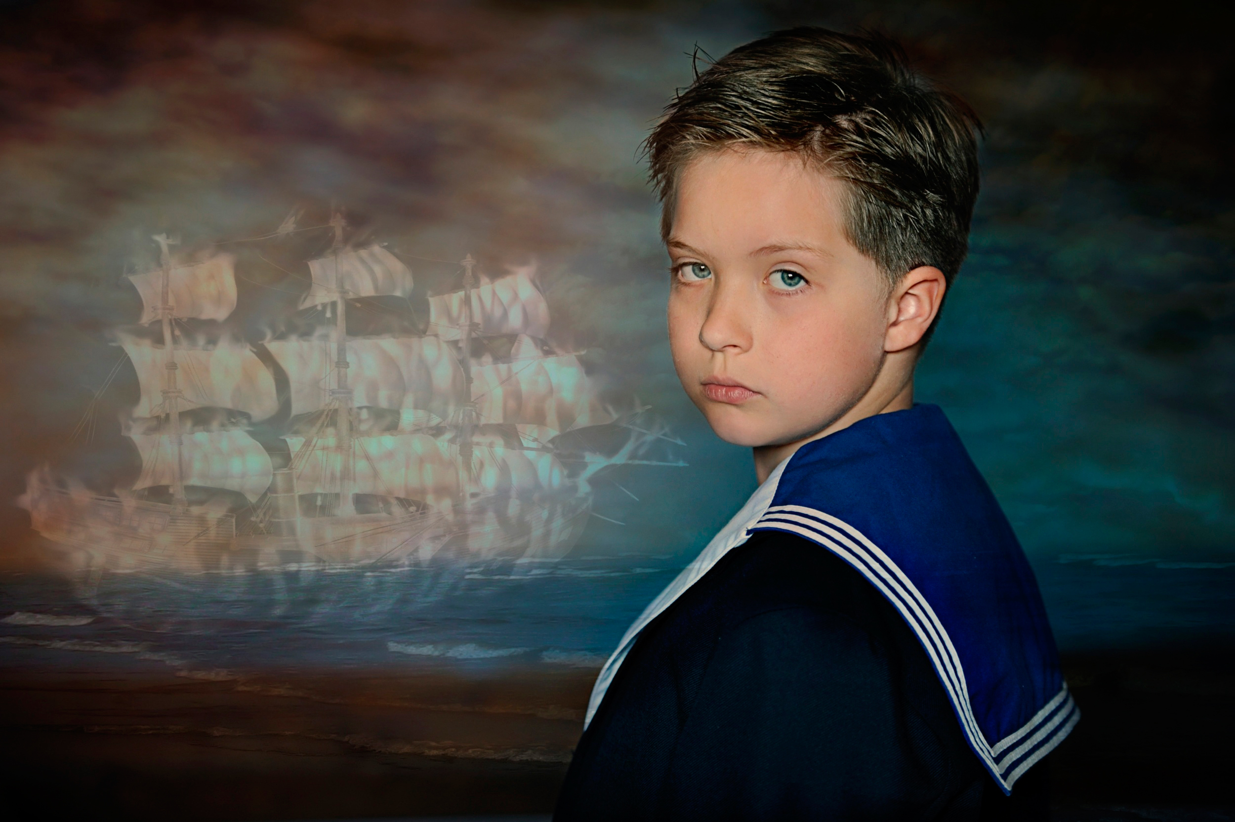 Хочу стать матросом. Мальчик на корабле. Мальчик мечтает. Мальчик с корабликом. Мальчик на паруснике.
