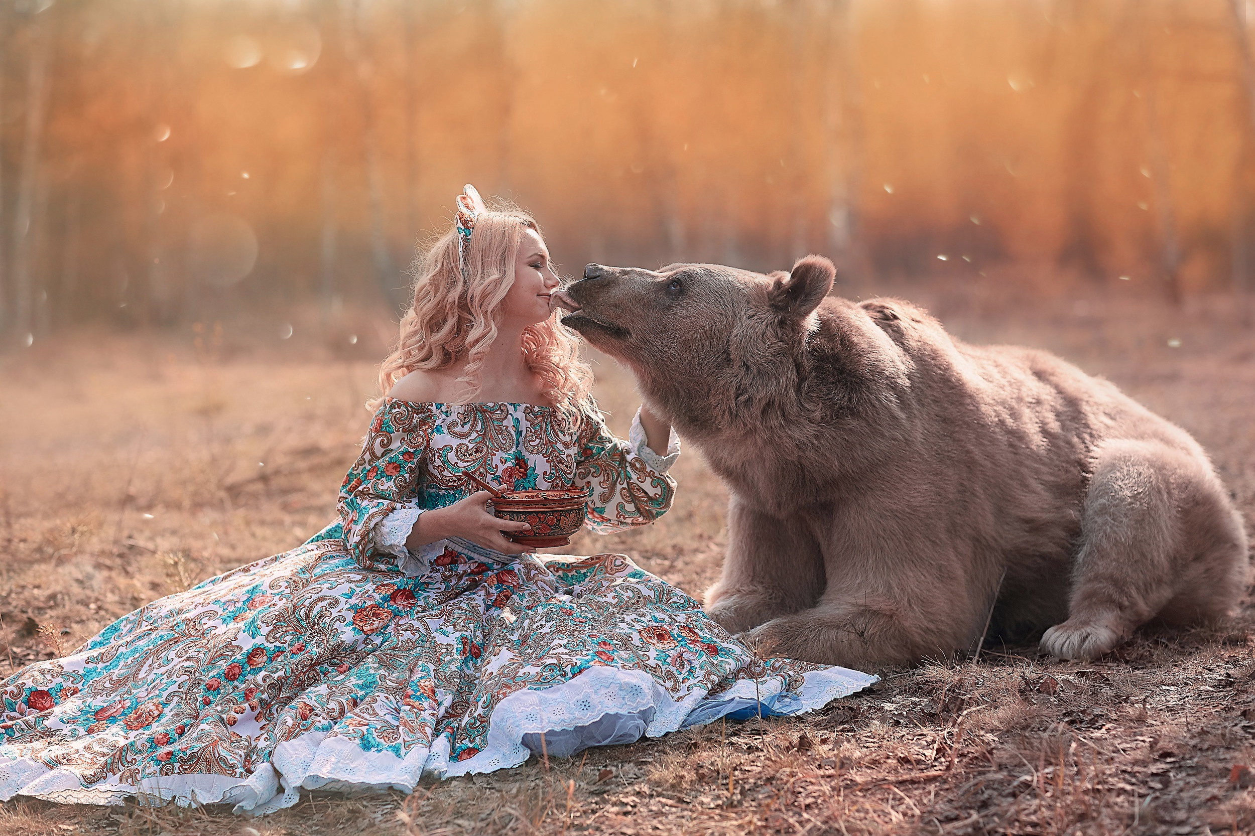Звери девочки танцуют. Фотосессия с медведем. Блондинка с медведем. Девушка и медведь.