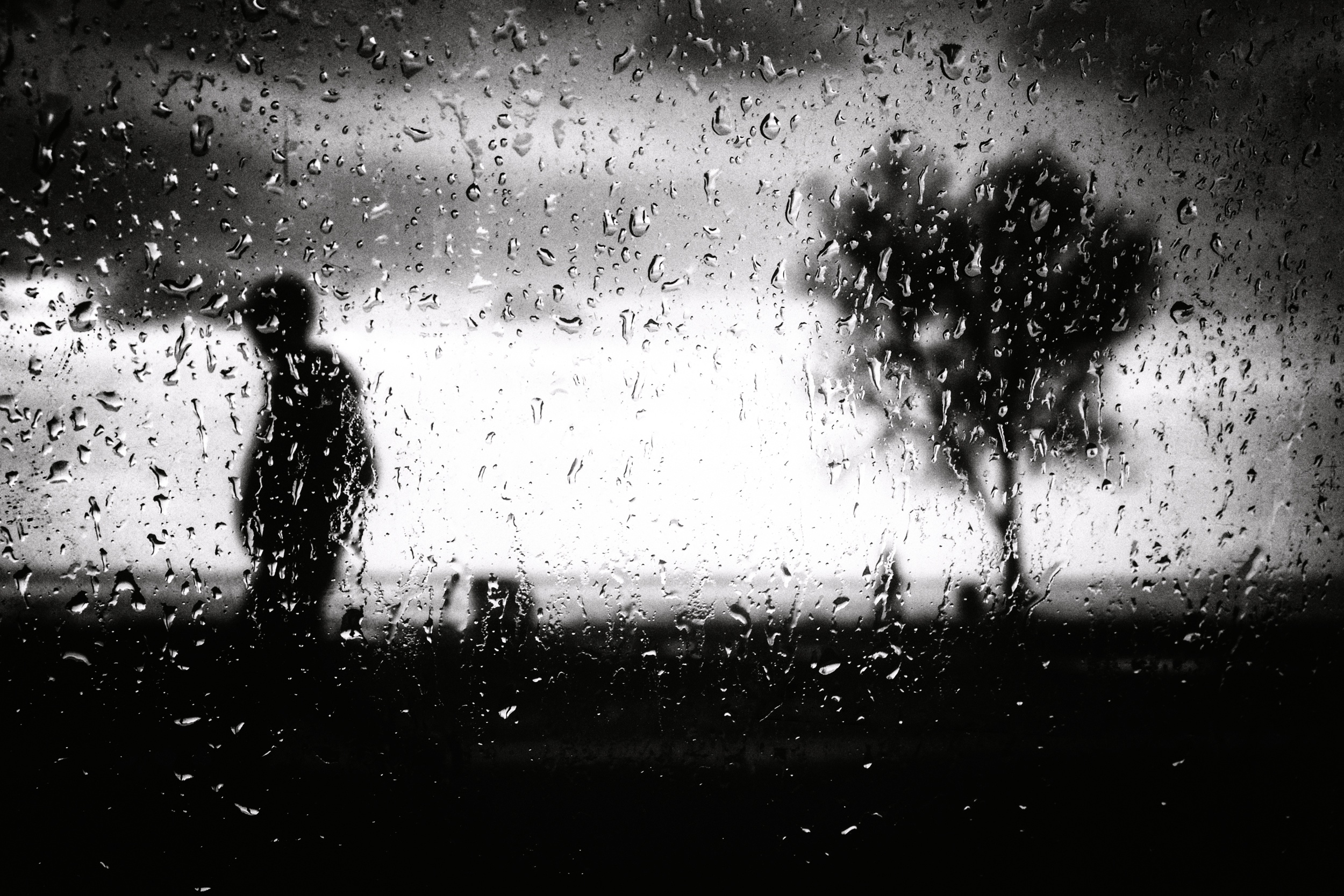 Капля грусти. Дождь одиночество. Дождь картинки. Дождь грусть. Грустный дождь.