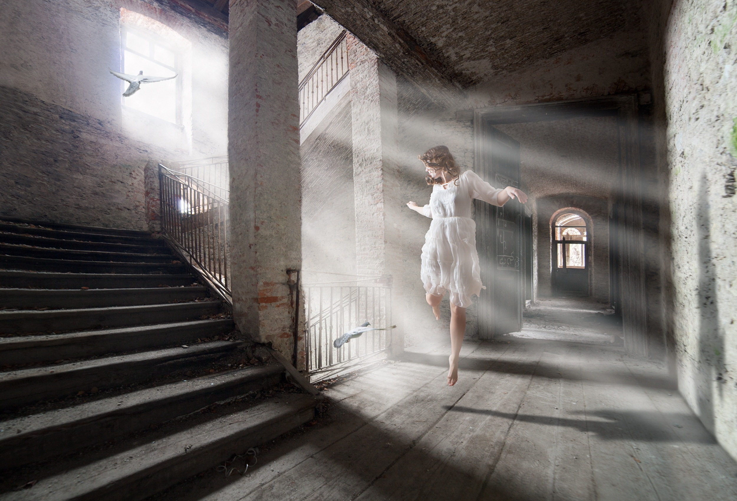 Женщина сбежала из дома. Фотосессия в заброшенном здании. Девушка призрак. Фотосессия в заброшенной церкви. Девушка в белом платье.