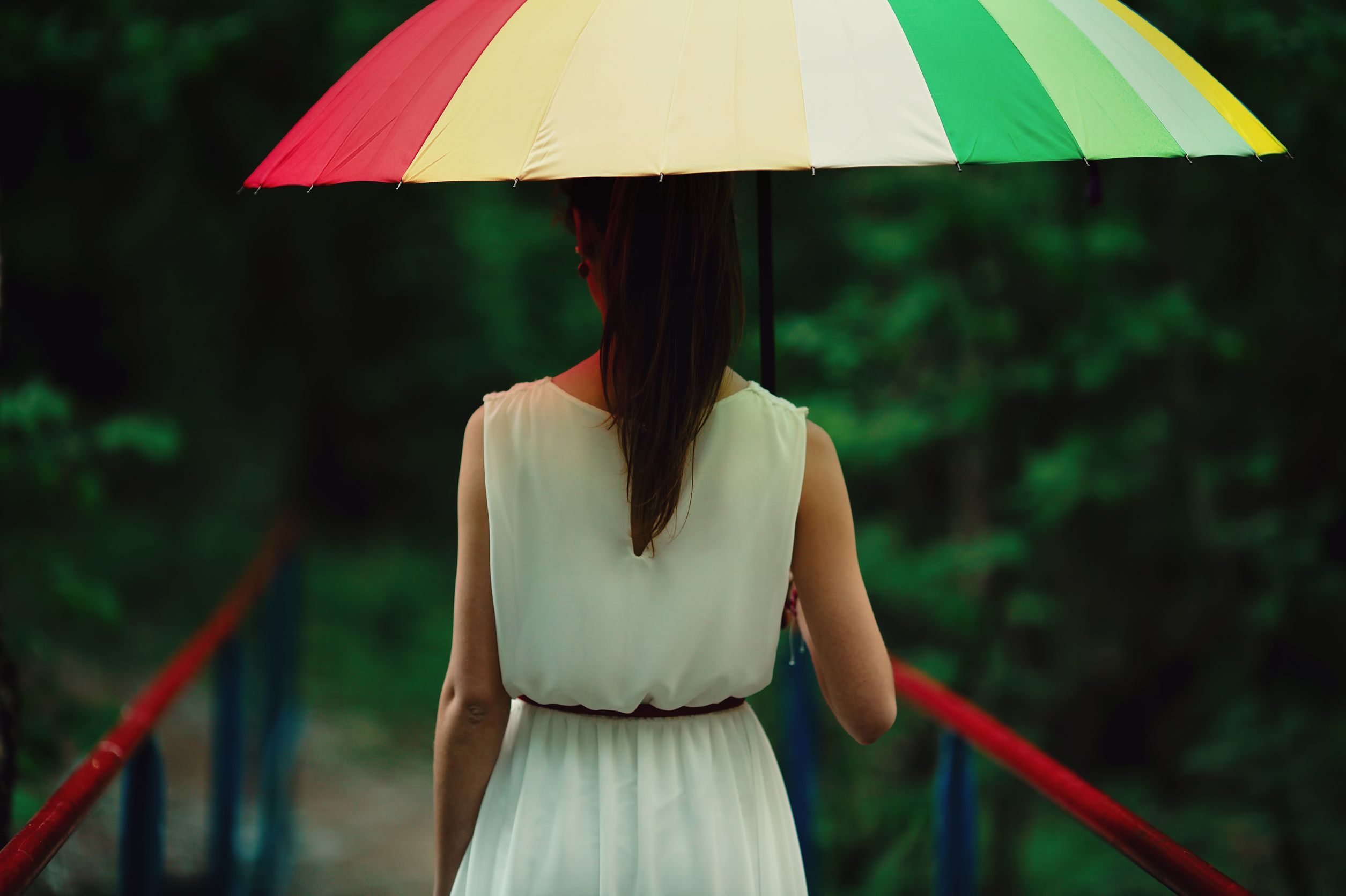 Rain back. Девушка с зонтом. Девушка с зонтом под дождем. Девушка под зонтиком. Девушка с зонтом летом.