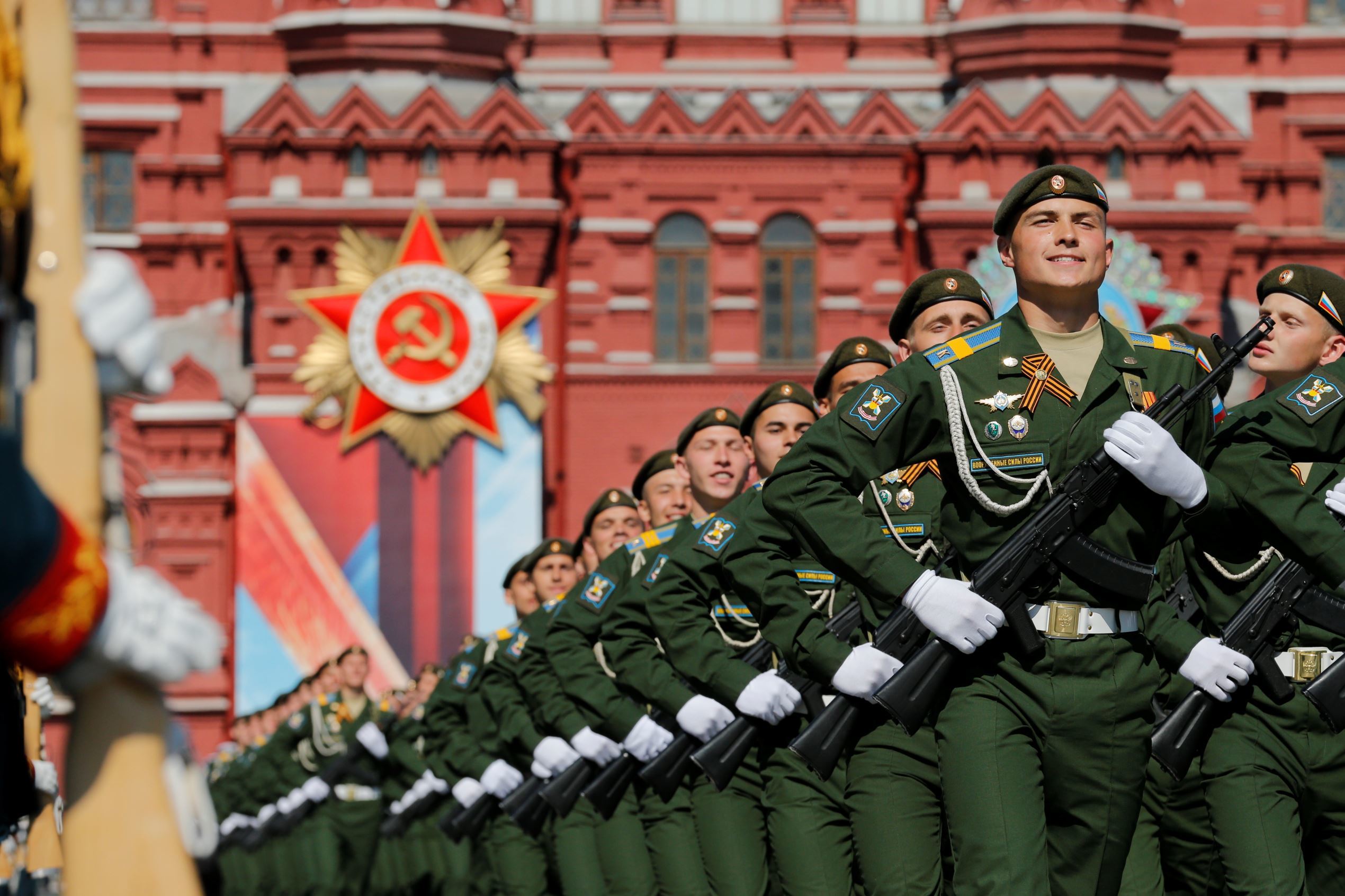 9 мая день победы солдат. Солдаты на параде. 23 Февраля парад. Войска на параде Победы. Солдаты России.