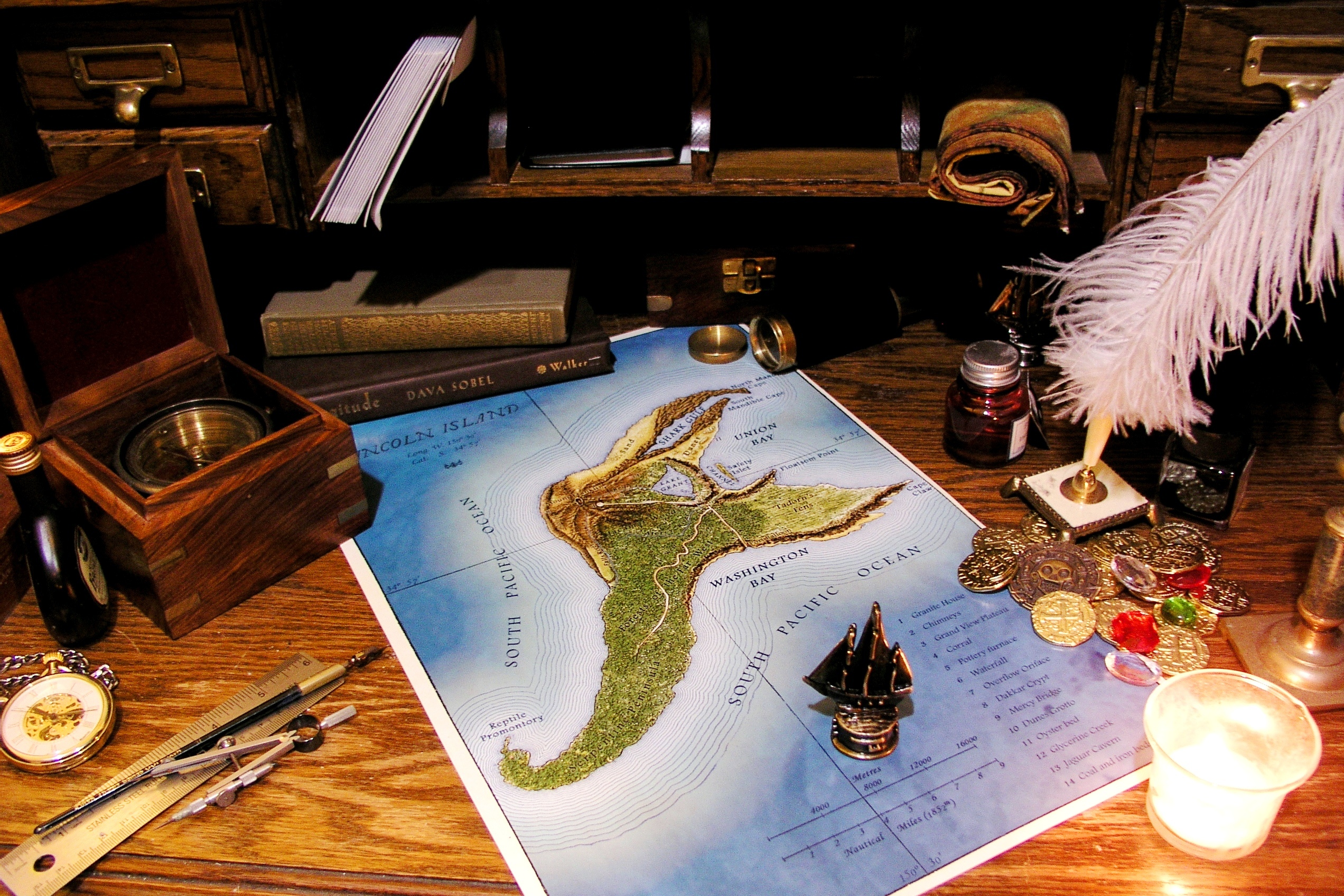 Столики карта. Географическая карта на столе. Карта сокровищ на столе. Старинная карта на столе. Компас на карте.