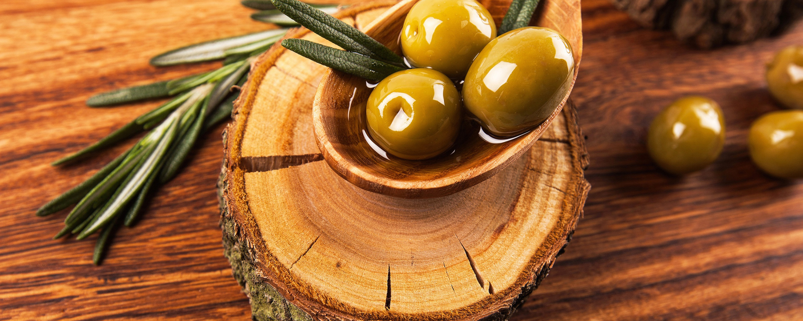 20 оливковое масло. Оливки. Оливки на столе. Маслины на столе. Оливковое масло.