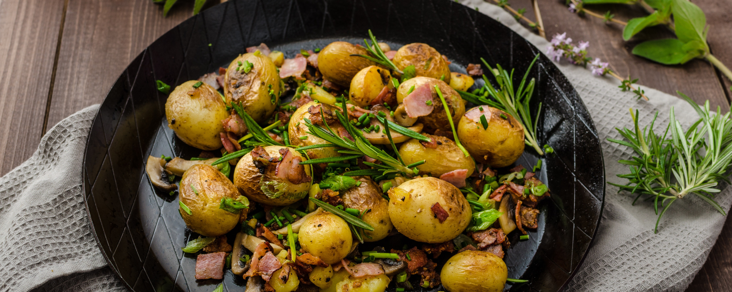 Жареный картофель вкусное какао летучая мышь белый. Картофель молодой. Блюда с картошкой. Блюда из молодой картошки в духовке. Молодой картофель с грибами в духовке.