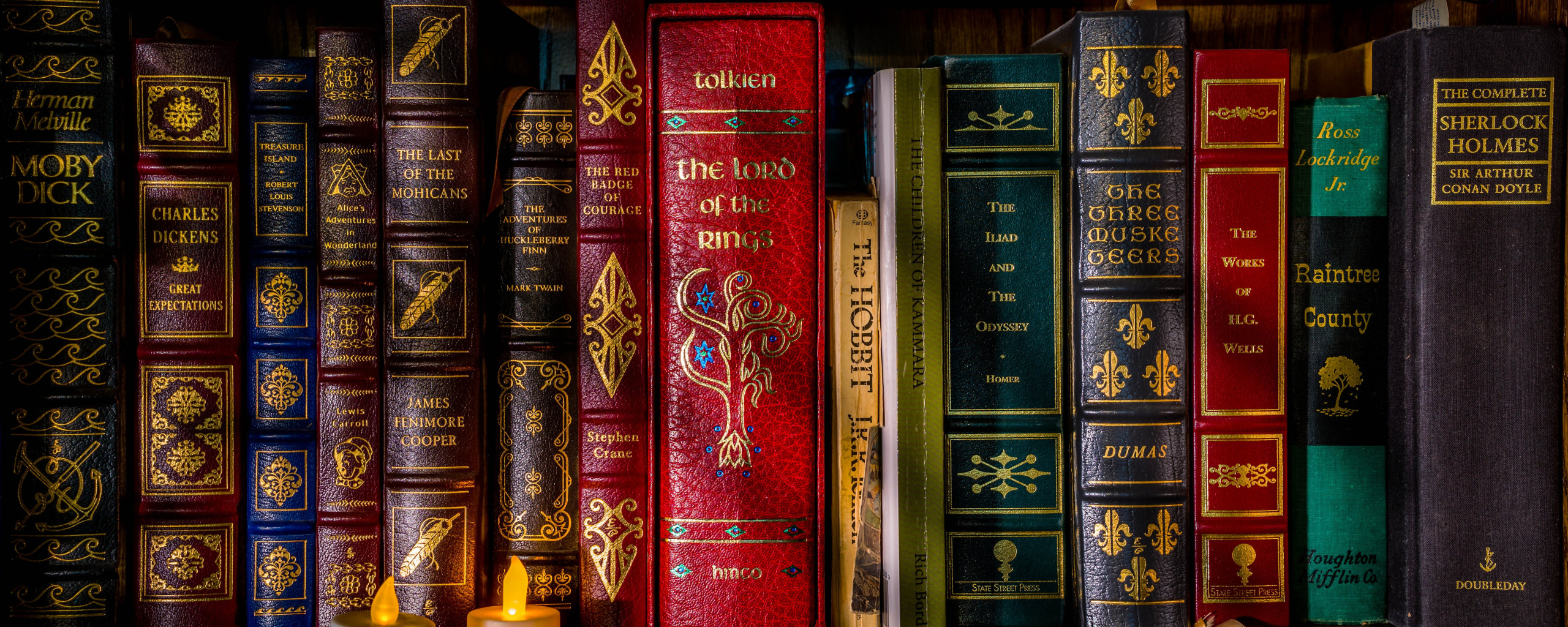 На книжной полке рядом стоят два тома пушкина первый и второй