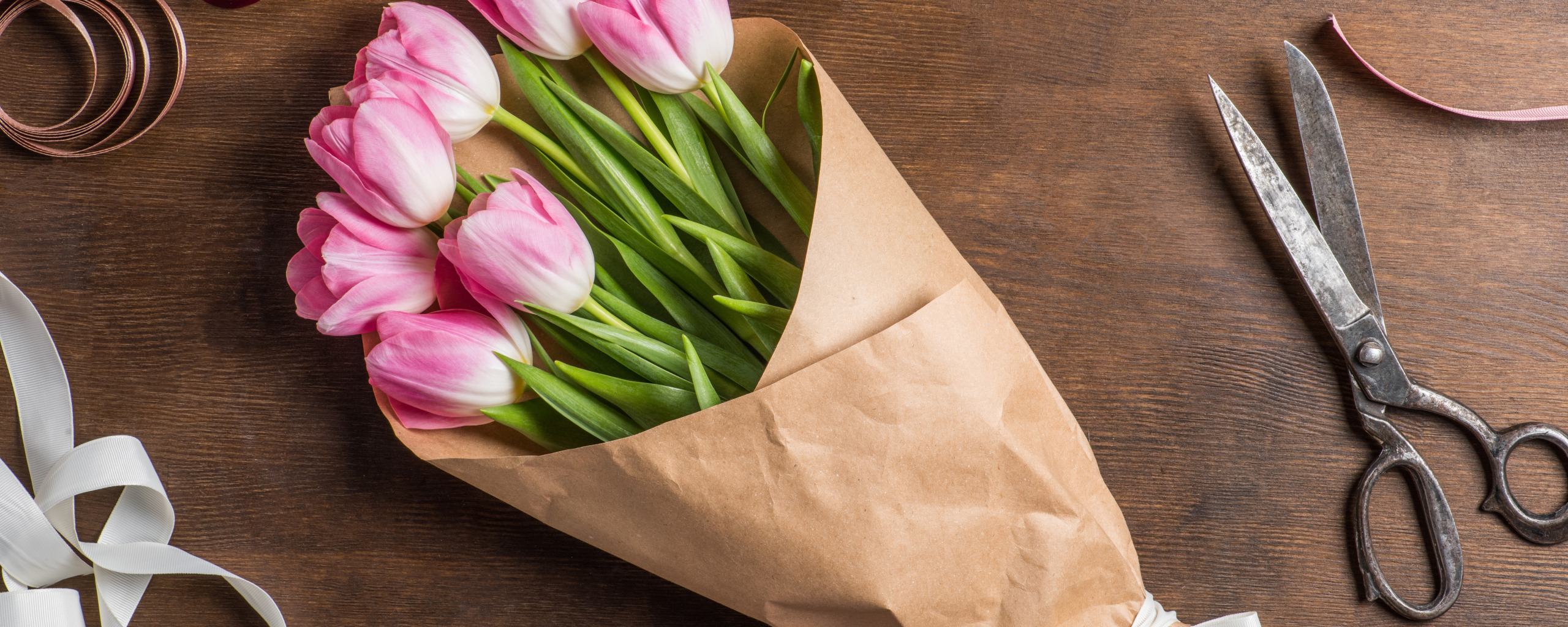 Как дольше сохранить цветы тюльпаны. Букет тюльпанов. Тюльпаны в красивой упаковке. Тюльпаны в бумаге. Живые цветы тюльпаны.