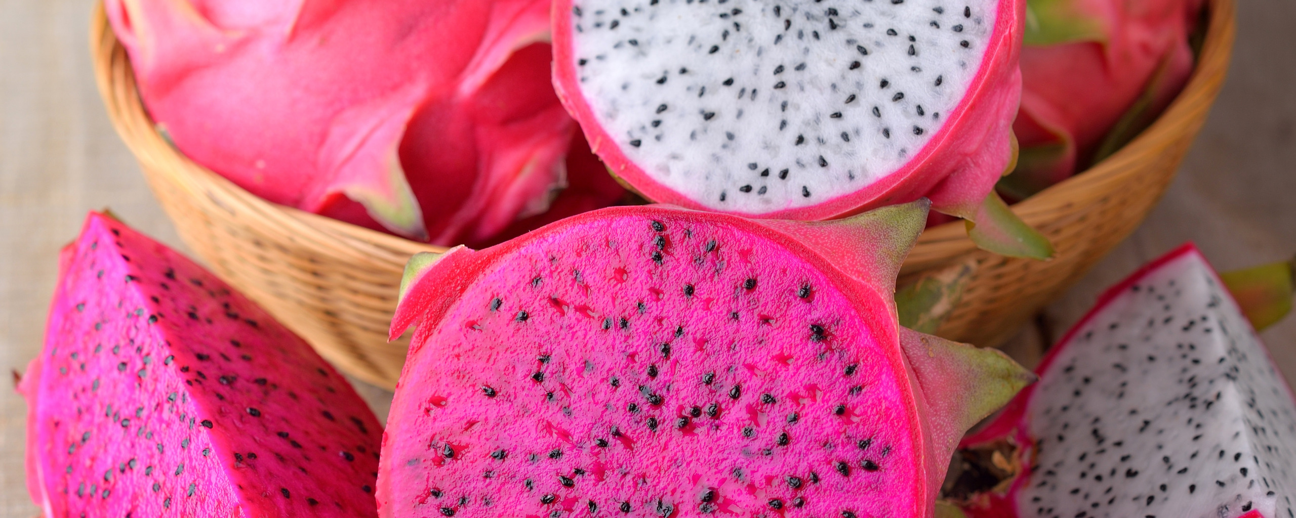 Dragon fruit перевод. Драконий фрукт обои. Фрукт дракон обои. Dragon Fruit на ярком фоне. Драгон фрукт на рабочий стол.