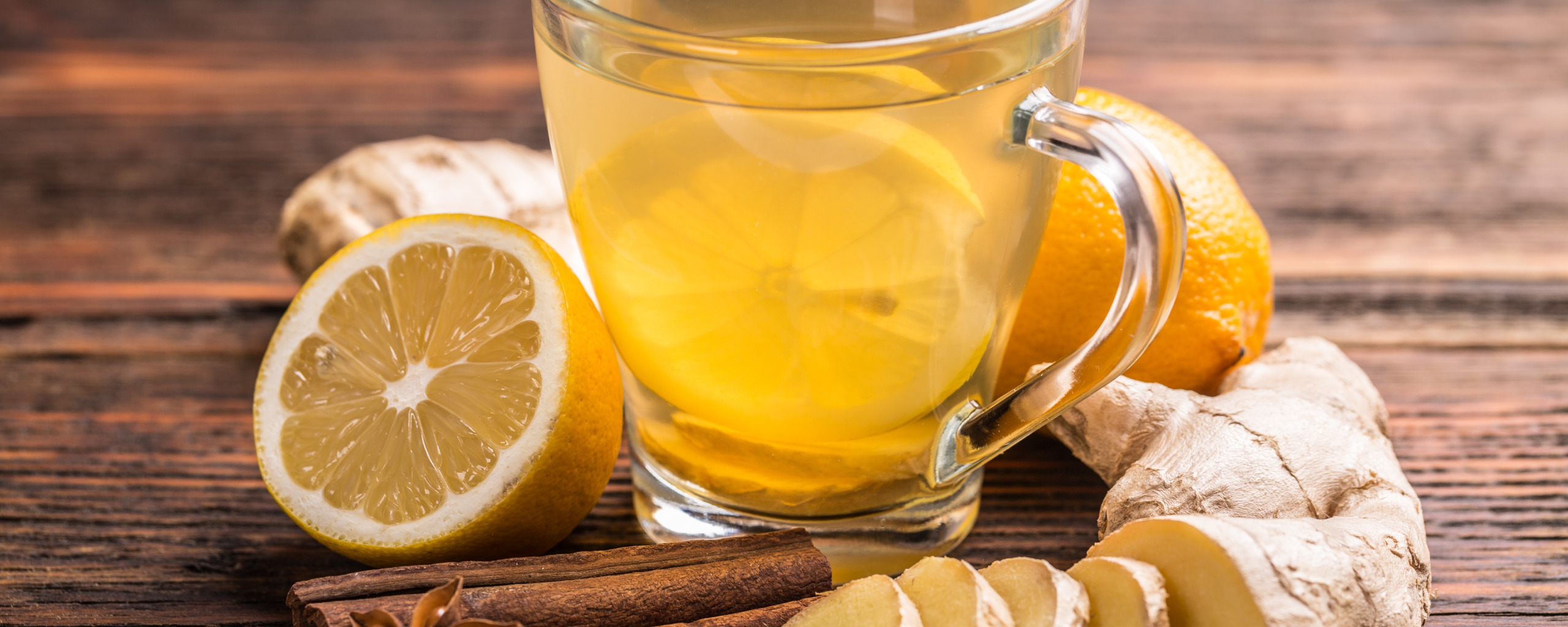 Можно ли пить мед с лимоном. Чай с лимоном. Имбирный чай. Имбирный чай с лимоном и медом. Имбирно лимонный чай.