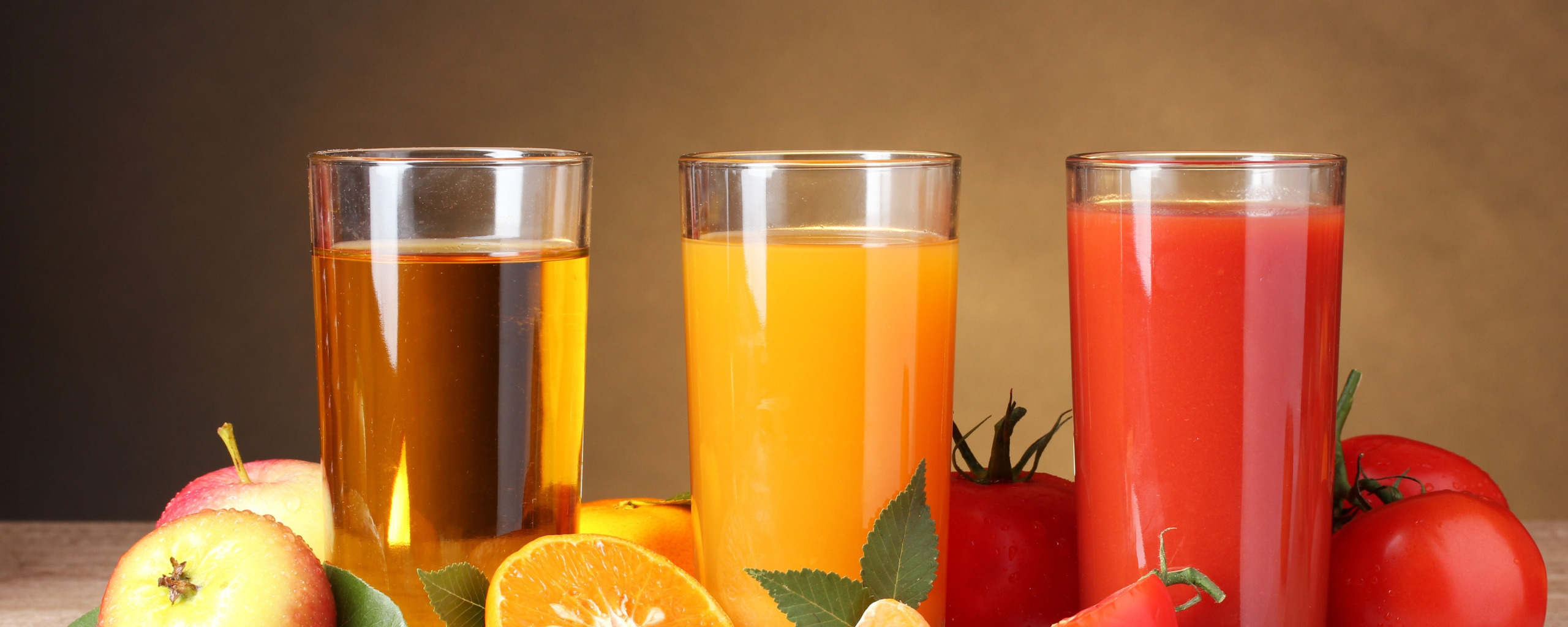 Какой сок для печени. Напитки. Апельсин и томатный сок. Персиковый сок свежевыжатый цвет.