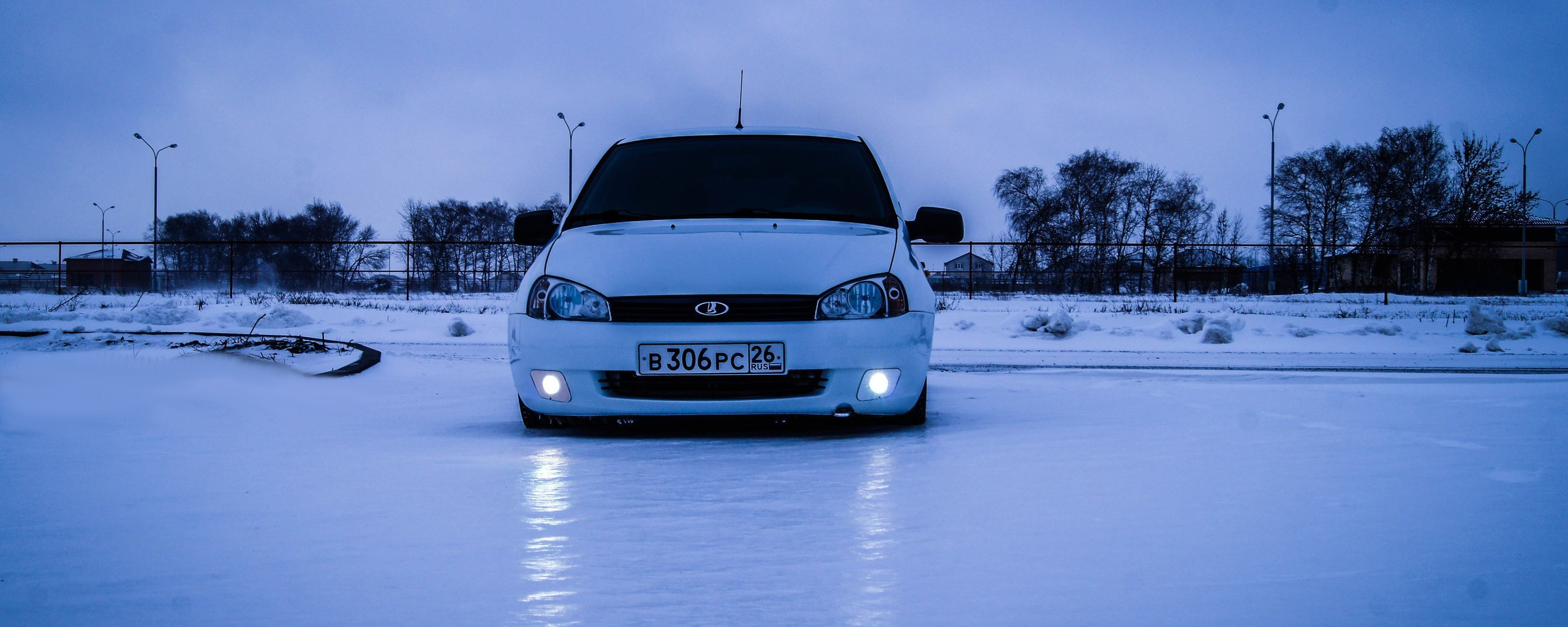 Скачать обои зима, машина, авто, снег, фары, перед, auto, LADA, раздел  другие марки в разрешении 2560x1024