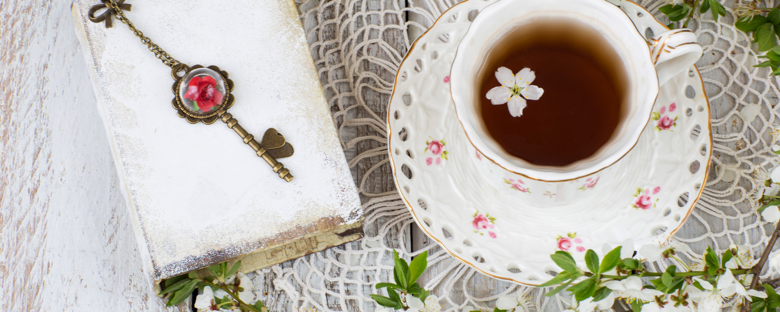 Цветы и чашка чая на улице. Кокосовый чай в чашке. Книги, мандарин, цветы, чашка. Spring cup
