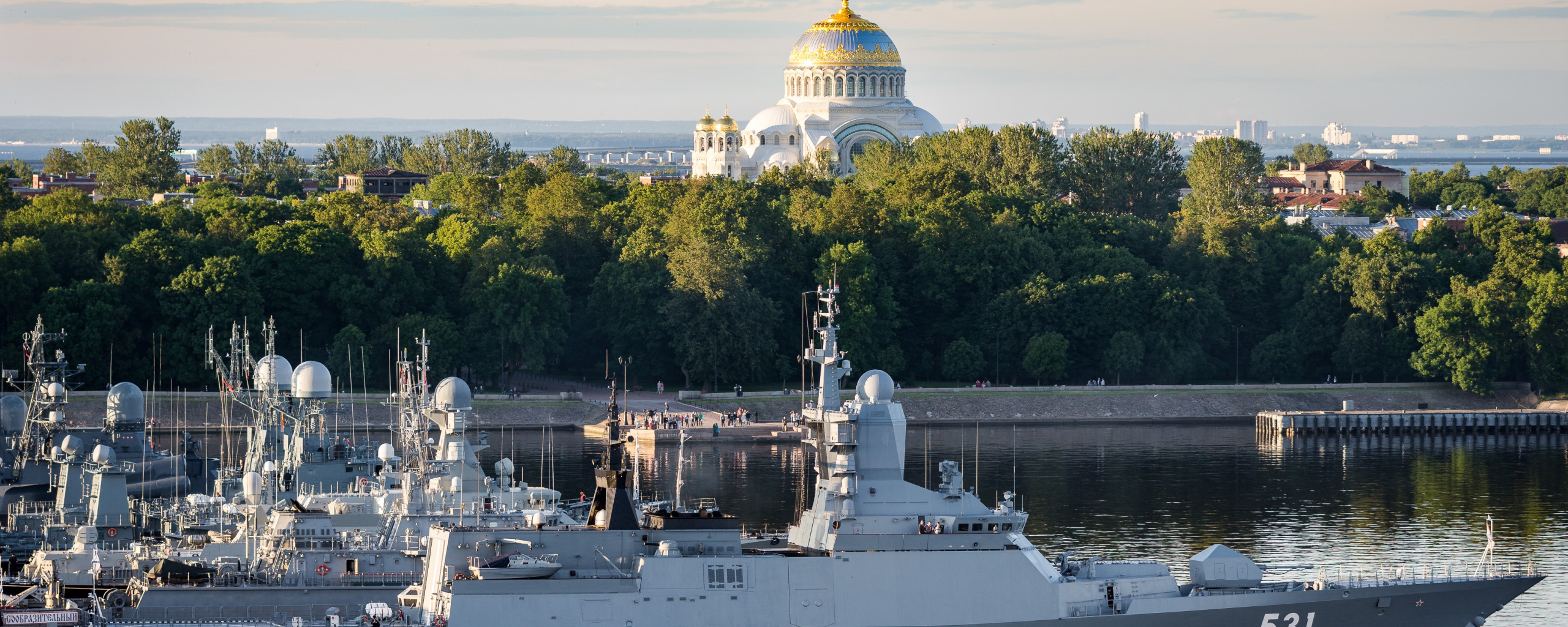 Туры в кронштадт. Кронштадт. Петровский парк Кронштадт корабли. Морской щит на Балтике экскурсия в Кронштадт. Кронштадтская крепость Санкт-Петербург.