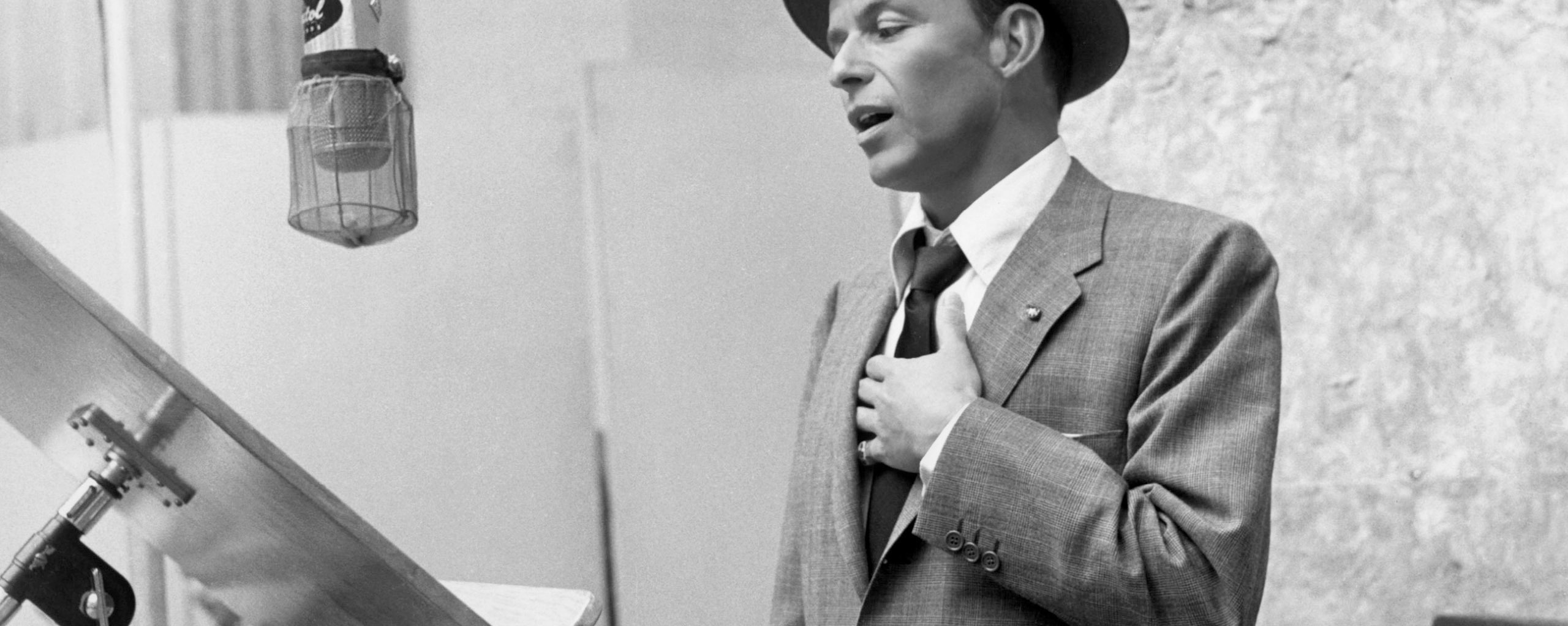 Фрэнк певец. Frank Sinatra обои. Albert Hall Фрэнк Синатра. Синатра вертолет.