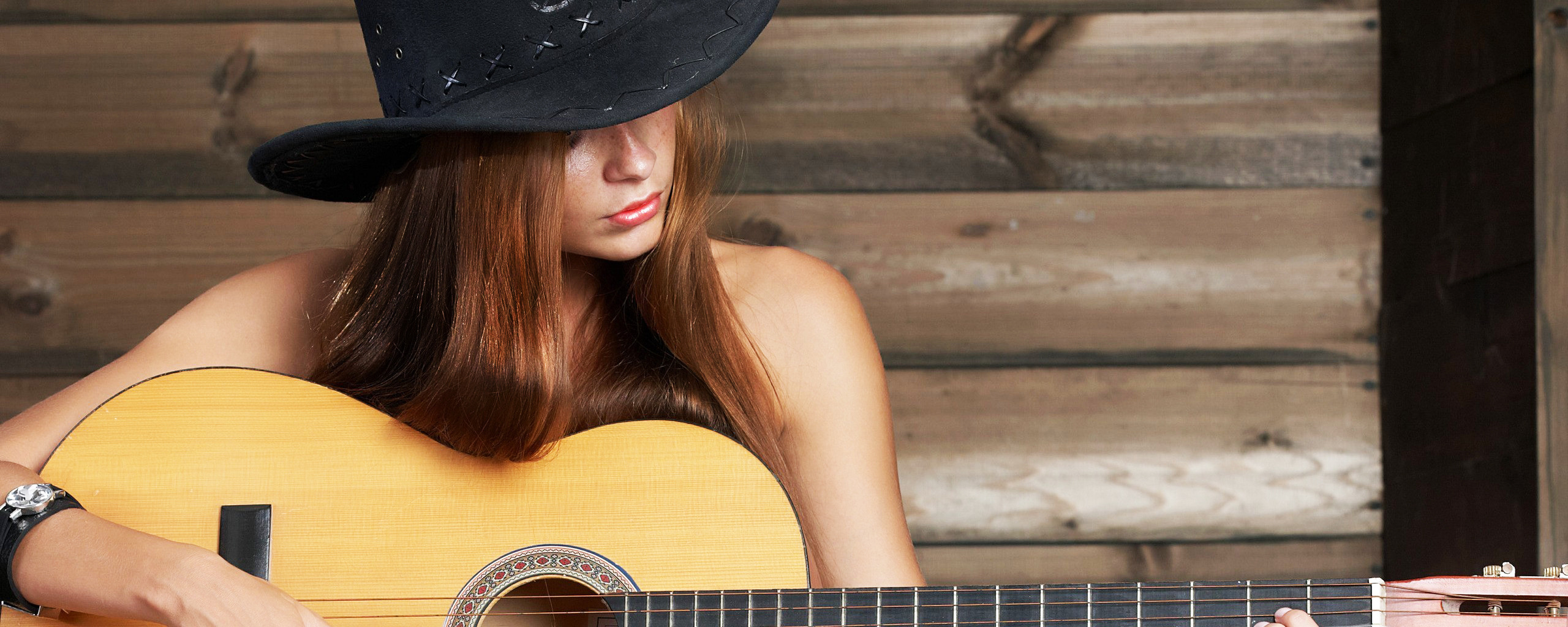 Музыка молодой красивой. Девушка с гитарой в шляпе. Заставка баба с гитарой. Талия гитара у девушки. Фотографии с гитарой девушки.