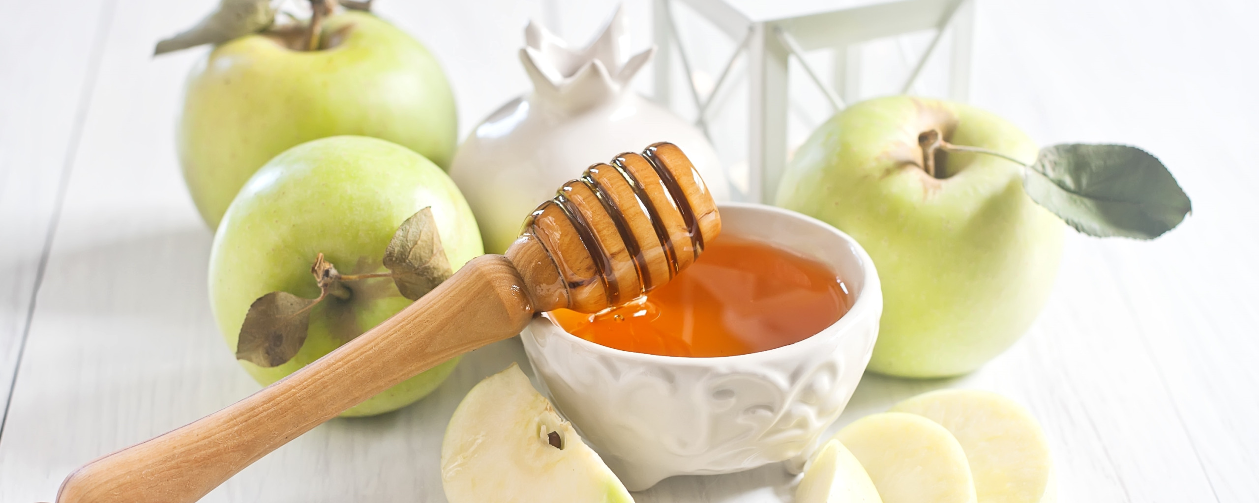Маски из яблок. Яблоки с медом. Яблоневый мед. Мед на столе. Фон яблоки мед.