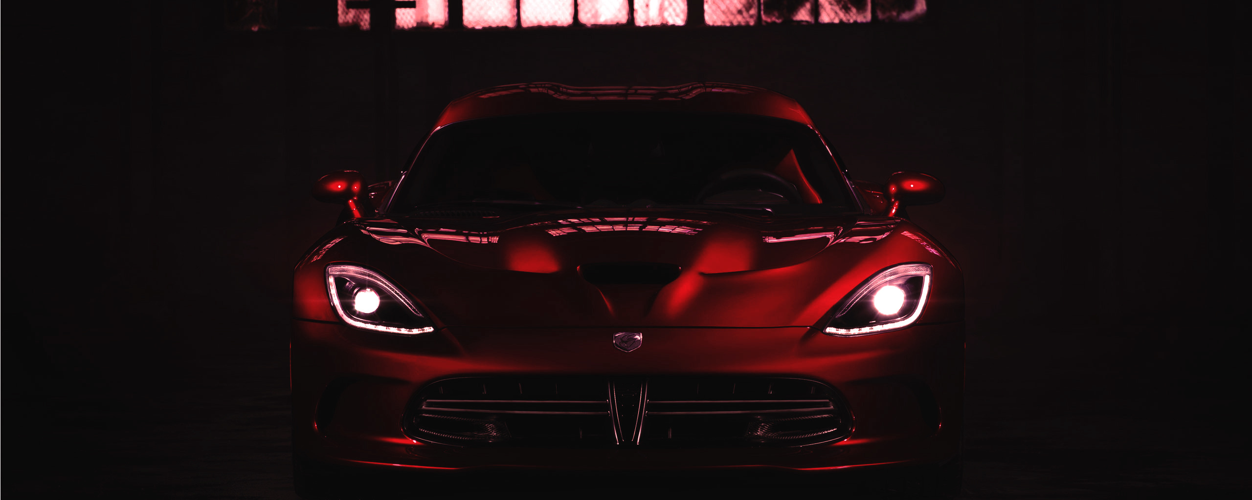 Скачать обои Красный, Авто, Машина, Додж, Капот, Dodge, Фары, viper, раздел  dodge в разрешении 2560x1024