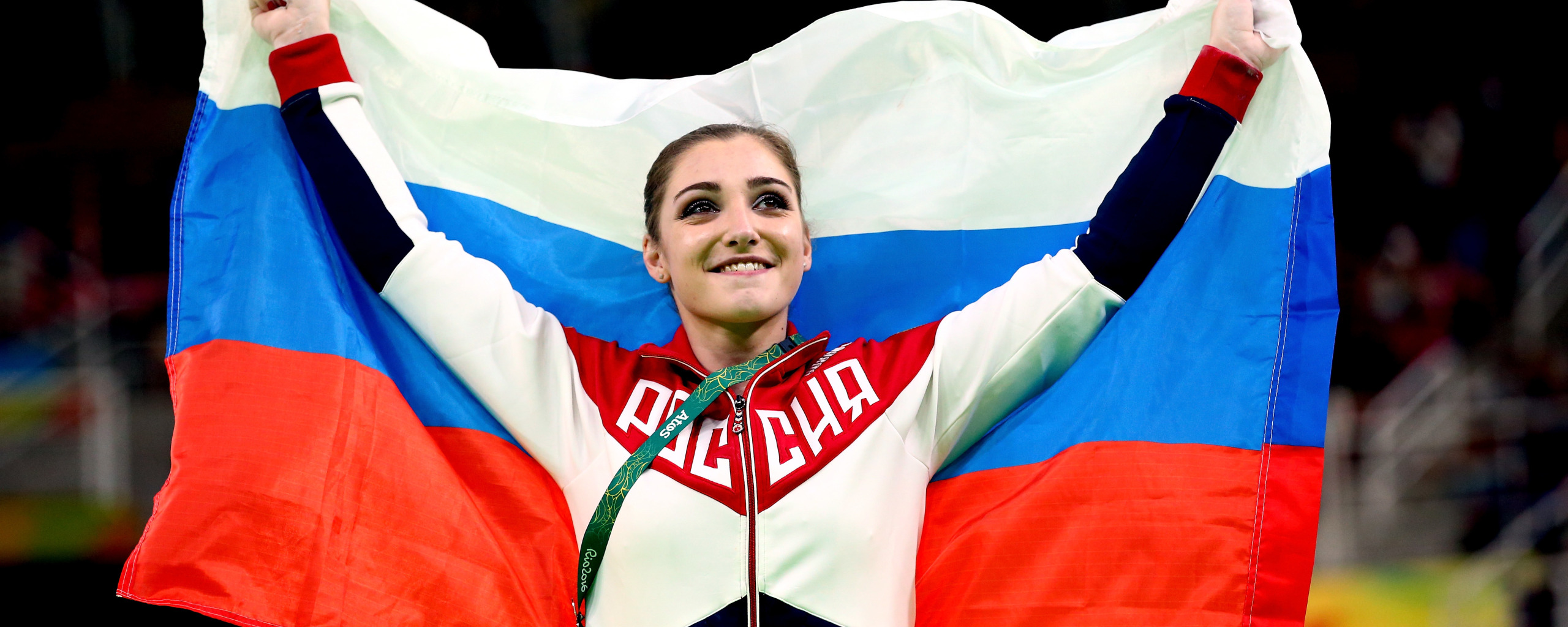 Самые красивые девушки Сочи. Власов с флагом на Олимпиаде. Олимпийский флаг России.
