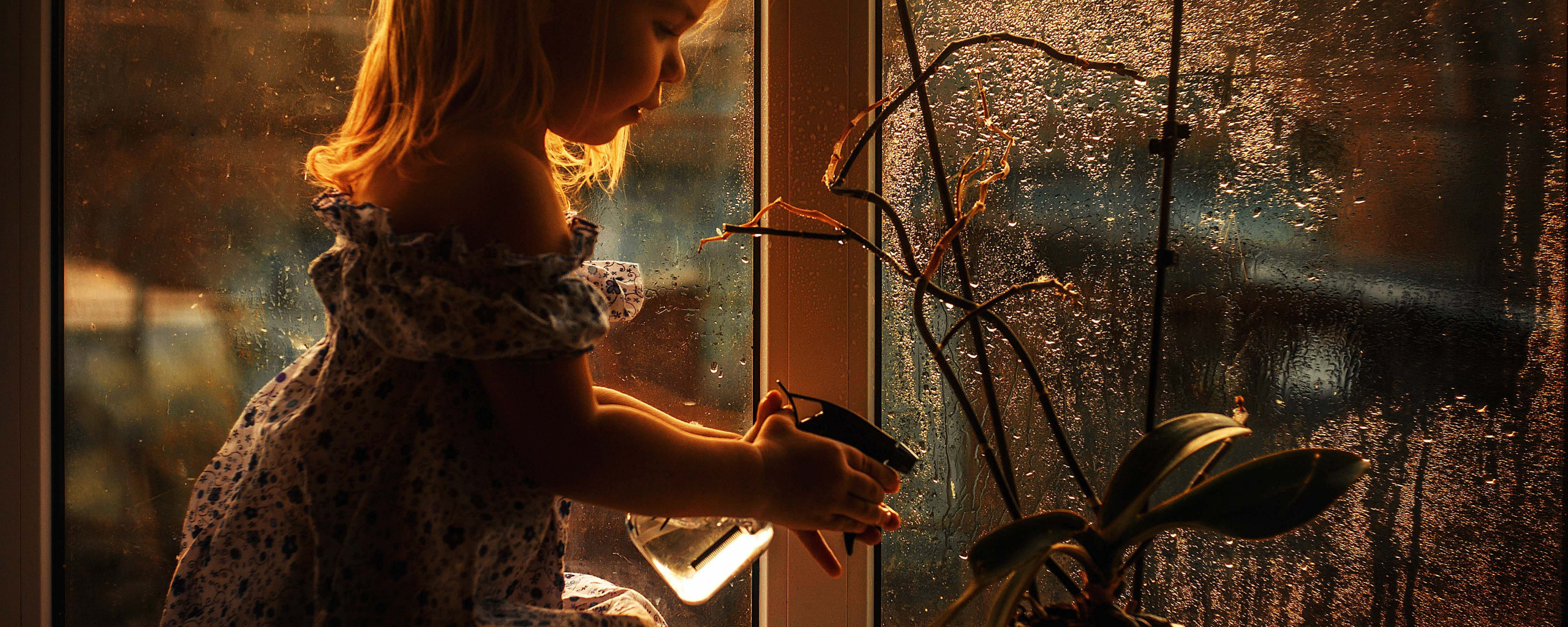 За окном девушка текст. Пластиковые окна девушка. Цветок на окне шпионы. Девушка с цветами у окна.