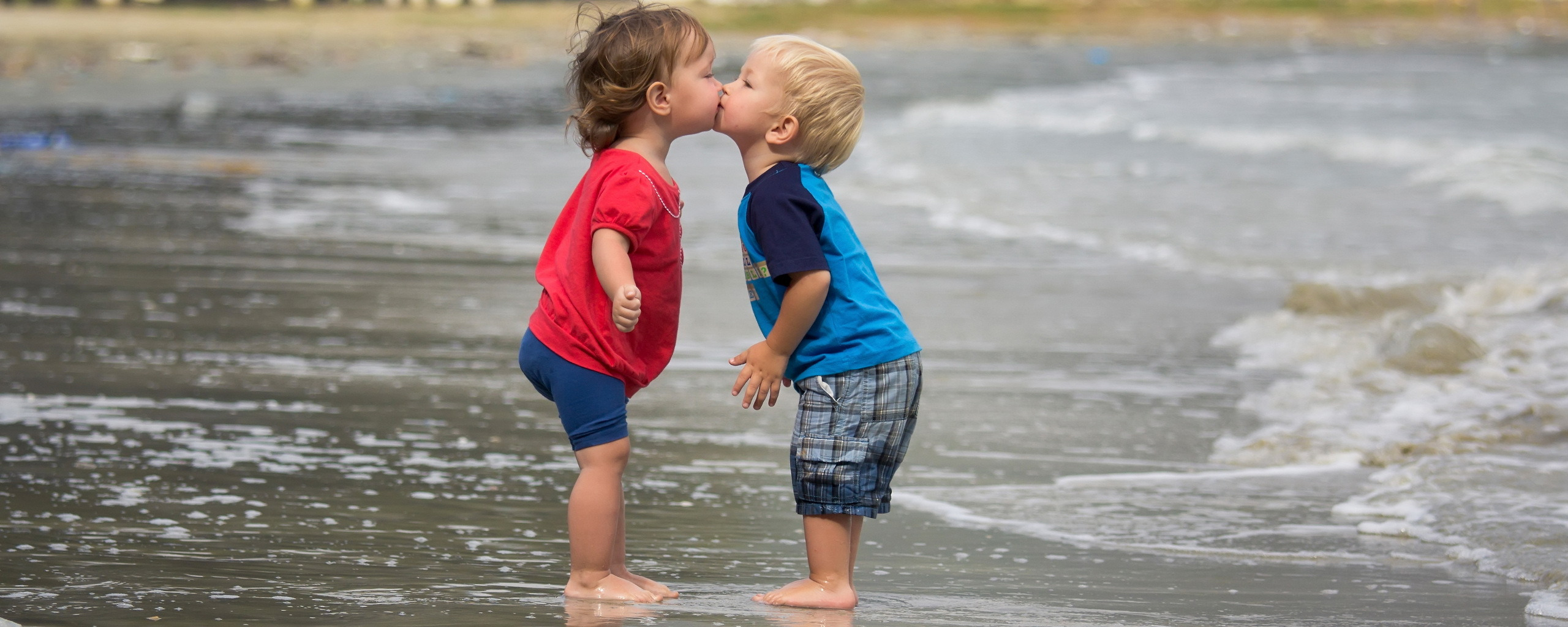 Любовь между детьми. Малыши целуются. Поцелуй картинка для детей. Детский поцелуй на пляже. Большая девочка большой мальчик целуется