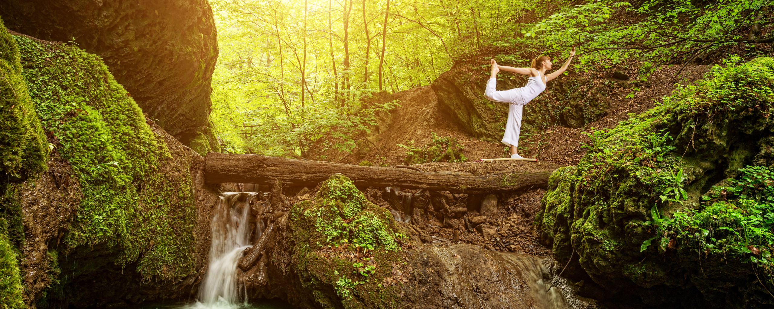 Nature exercise. Гимнастика на природе. Позирование у водопада. Водопады и мох с феями на обои.