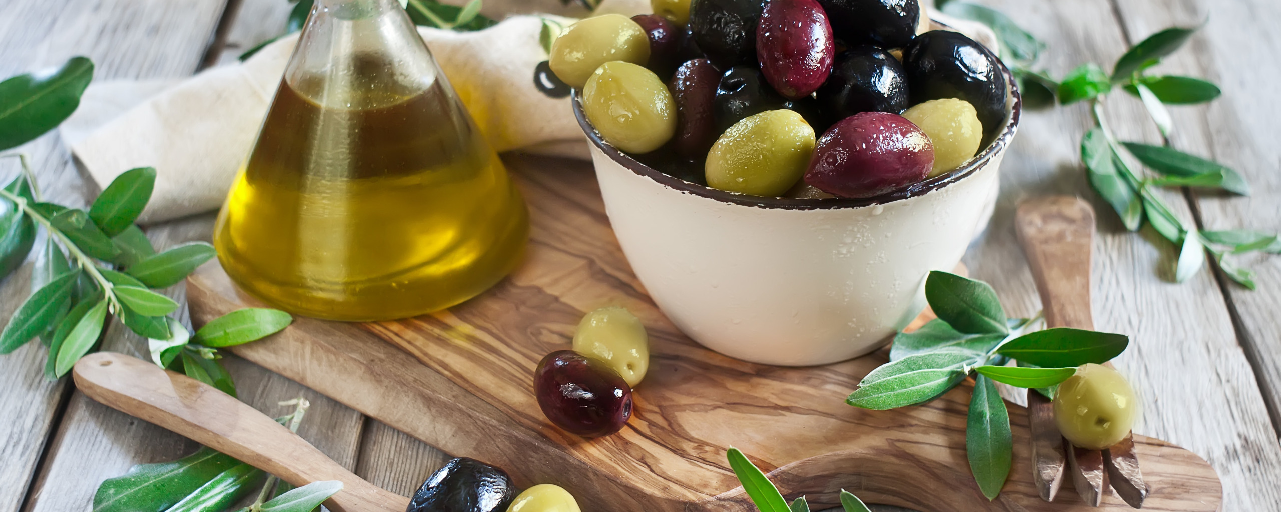 Оливки. Маслины. Оливковое масло и маслины. Оливки фото.