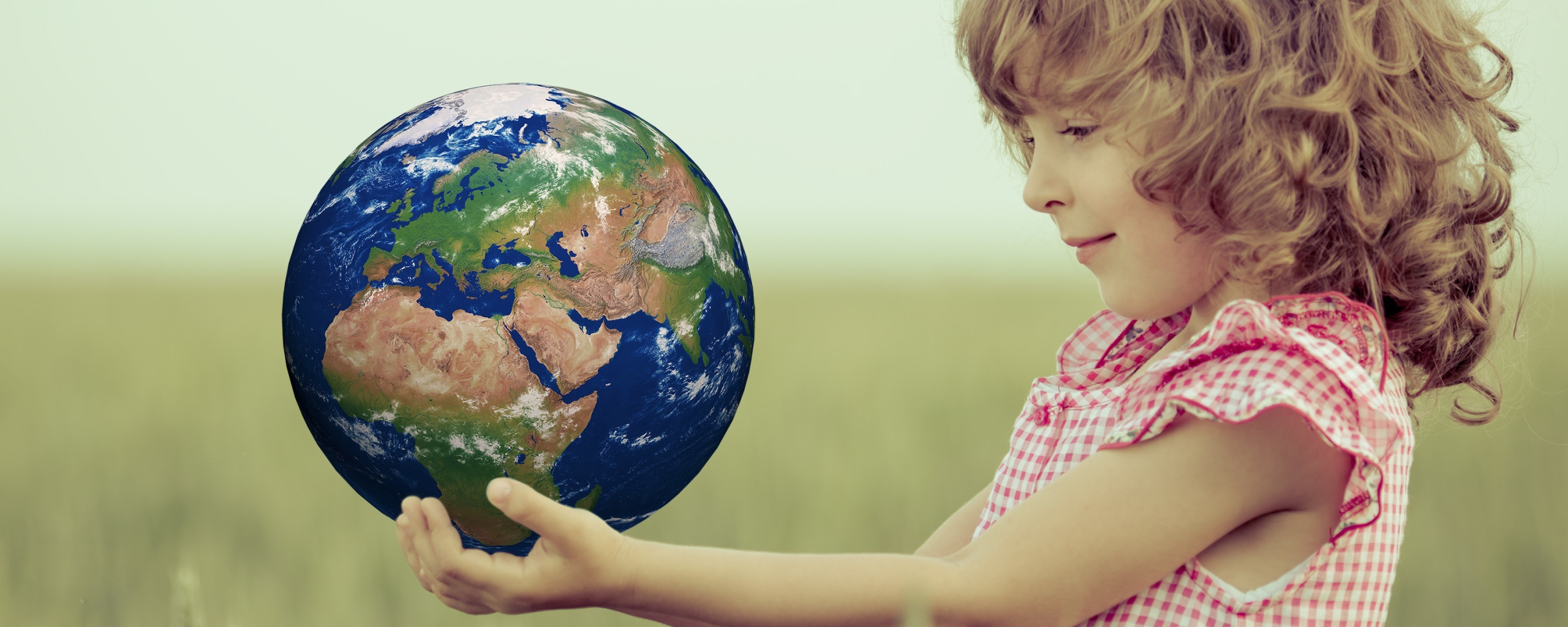 Человек на земле конкурс. Планета земля для детей. Земной шар для детей. Земля в руках ребенка. Планета в руках детей.